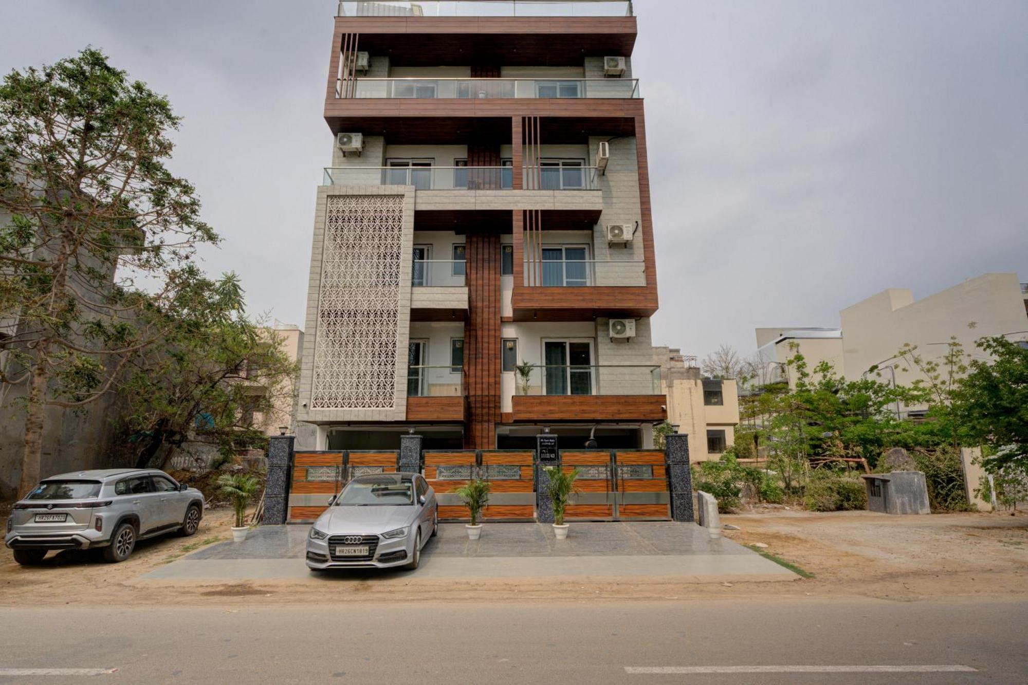 The Empire Studioz Hotel Golf Course Road Studio With Kitchen & Balcony One Horizon Center Paras Hospital Cyber City Hotel 3*