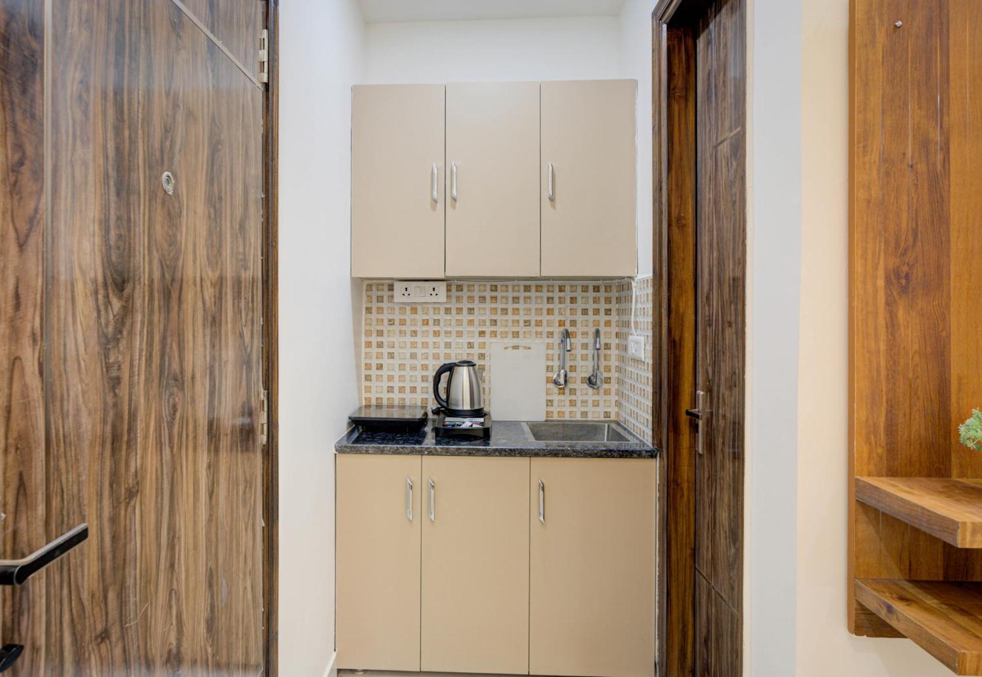 The Empire Studioz Hotel Golf Course Road Studio With Kitchen & Balcony One Horizon Center Paras Hospital Cyber City Hotel