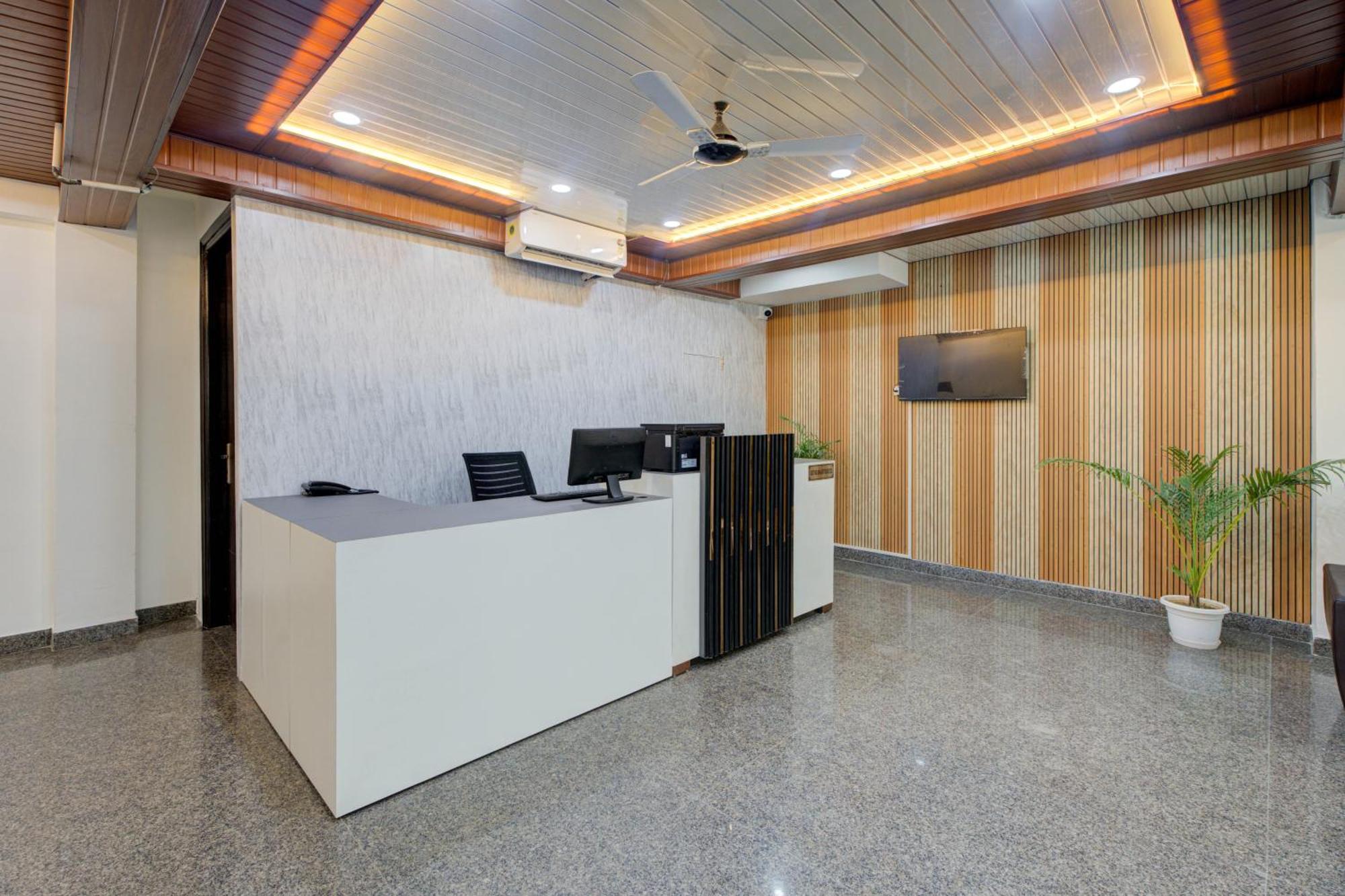 Hotel The Empire Studioz Hotel Golf Course Road Studio With Kitchen & Balcony One Horizon Center Paras Hospital Cyber City 3*