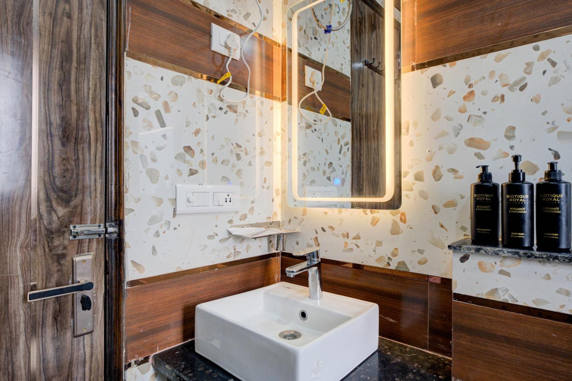 The Empire Studioz Hotel Golf Course Road Studio With Kitchen & Balcony One Horizon Center Paras Hospital Cyber City 3*