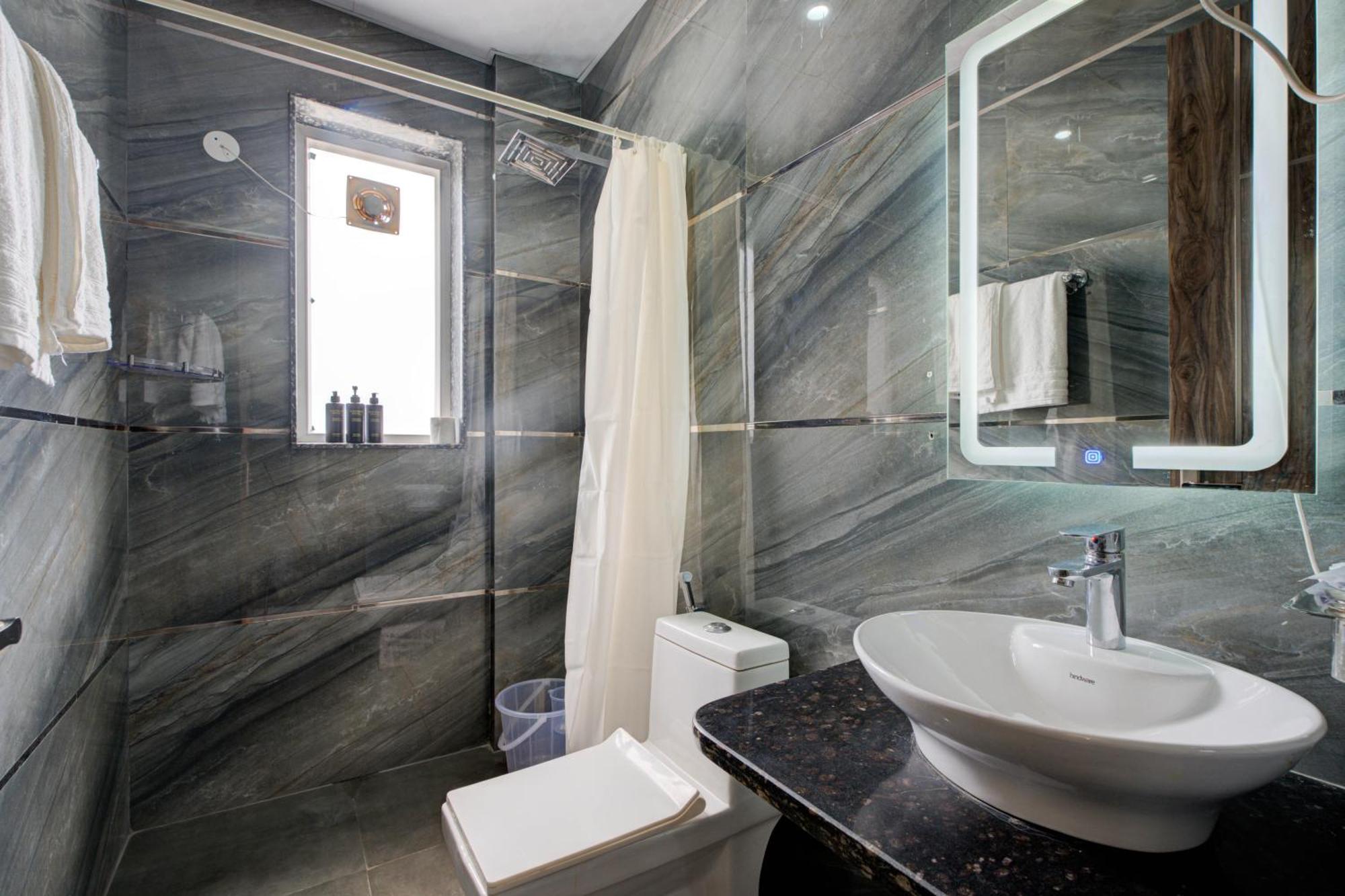 The Empire Studioz Hotel Golf Course Road Studio With Kitchen & Balcony One Horizon Center Paras Hospital Cyber City Hotel