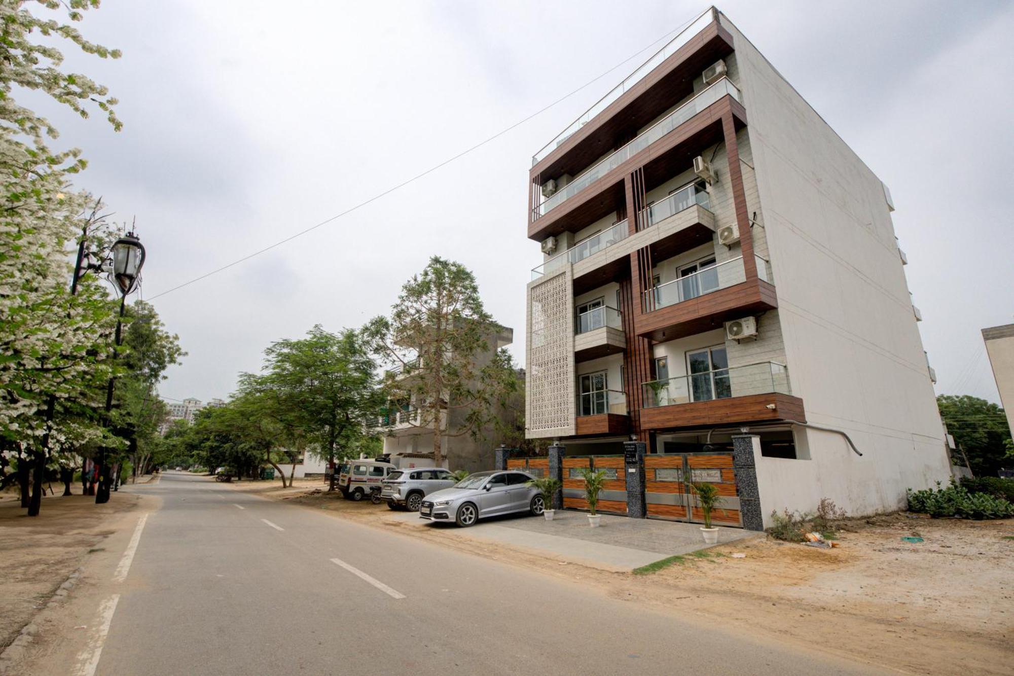 The Empire Studioz Hotel Golf Course Road Studio With Kitchen & Balcony One Horizon Center Paras Hospital Cyber City Hotel 3*