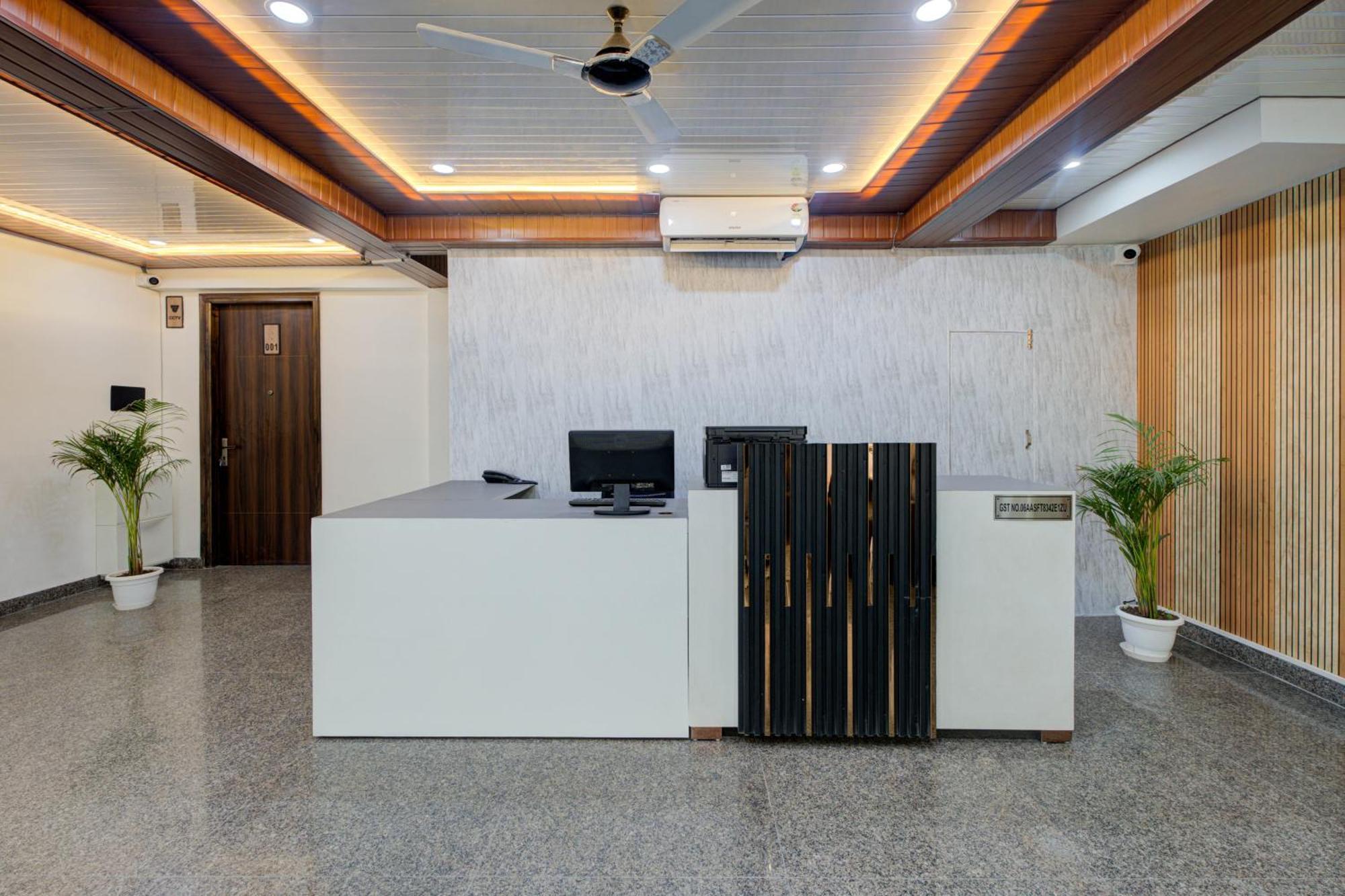 Hotel The Empire Studioz Hotel Golf Course Road Studio With Kitchen & Balcony One Horizon Center Paras Hospital Cyber City 3*