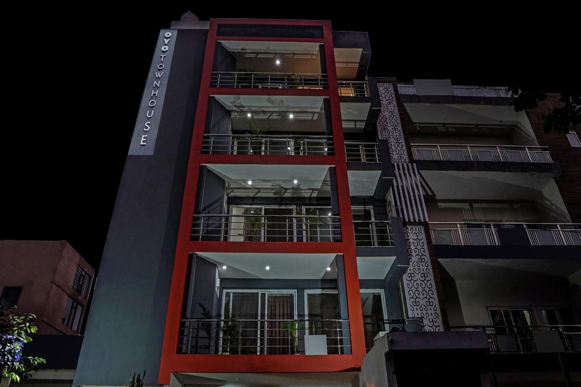 Townhouse 1135 Bellmore Hotel