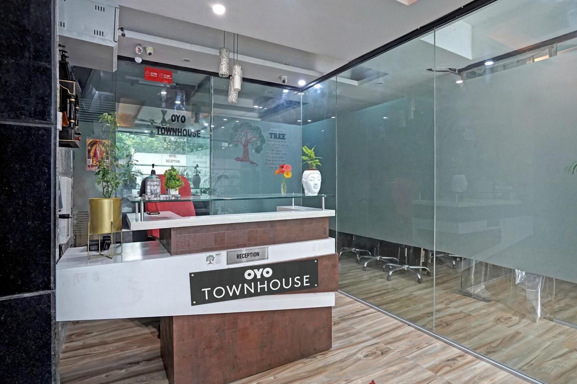 Townhouse 1135 Bellmore Hotel