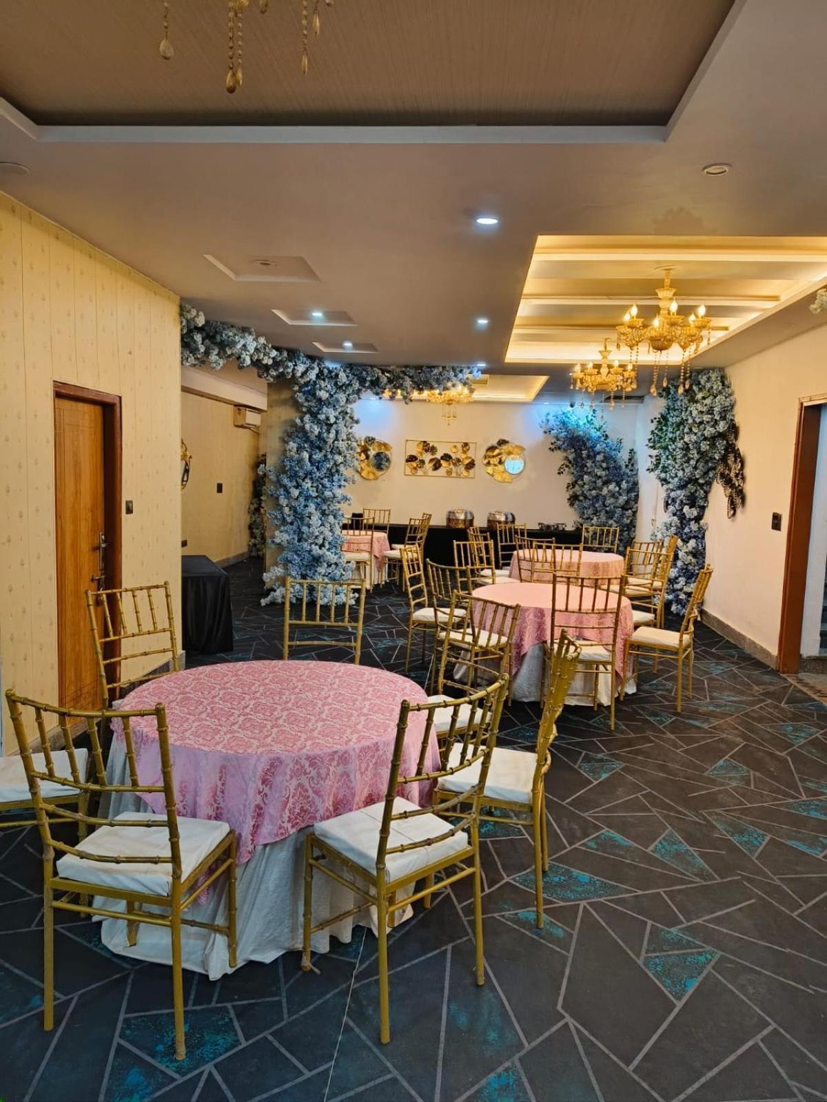Hotel The Sandalwood I Sec-38 I Near Medanta Medicity