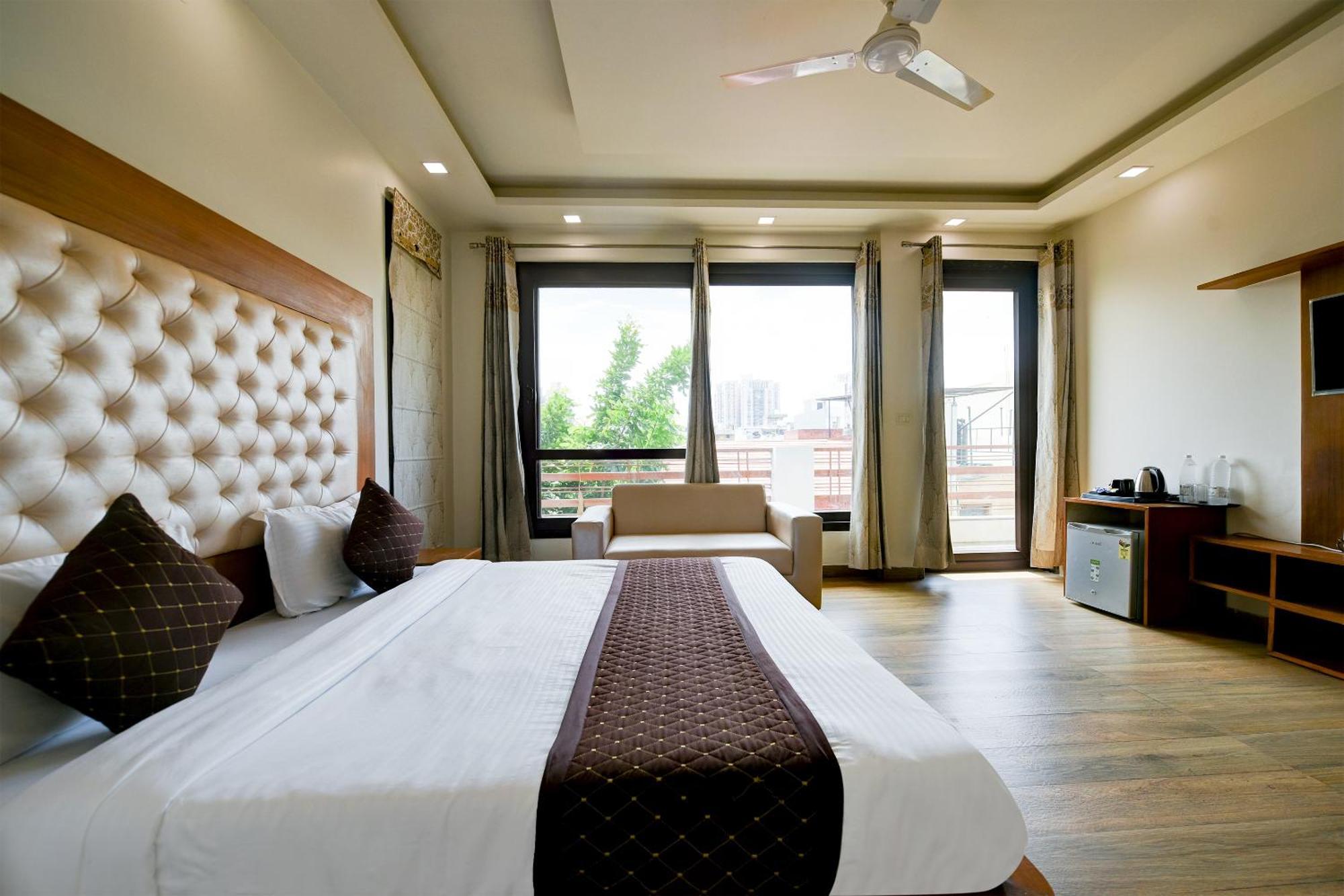 Leaf 9 Boutique, Near Golf Course Road And Galleria Market 3*