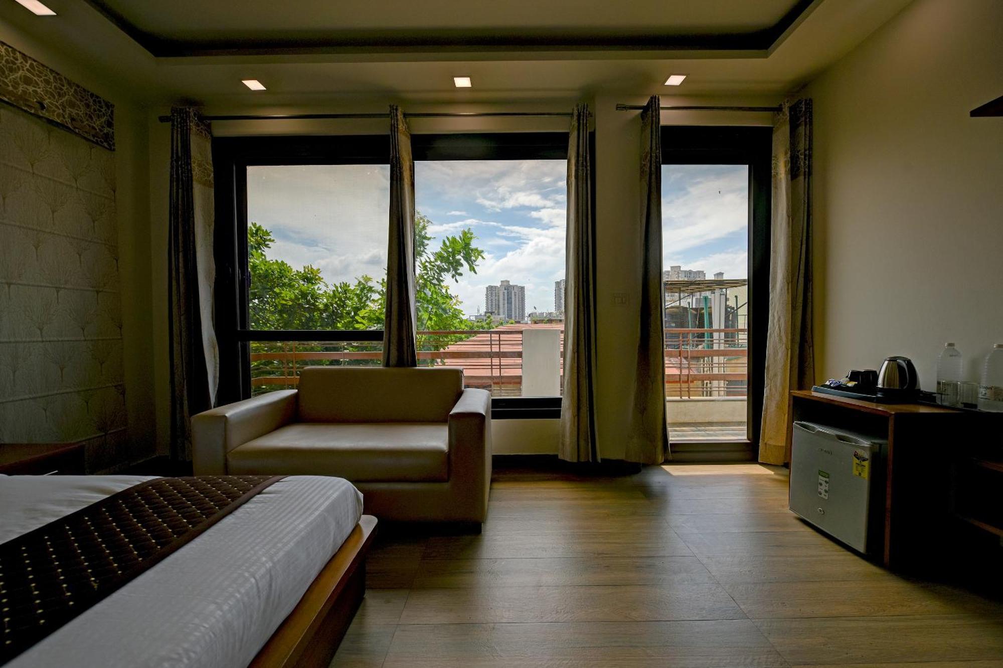 Hotel Leaf 9 Boutique, Near Golf Course Road And Galleria Market
