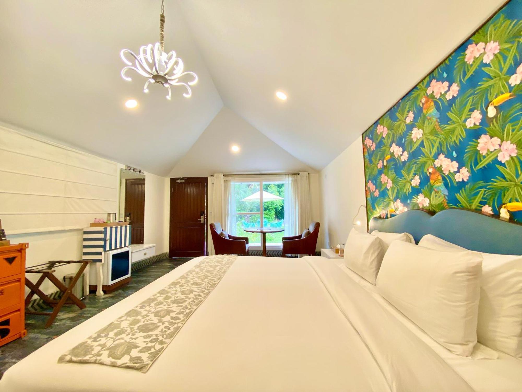 Karma Lakelands, Gurugram 4*