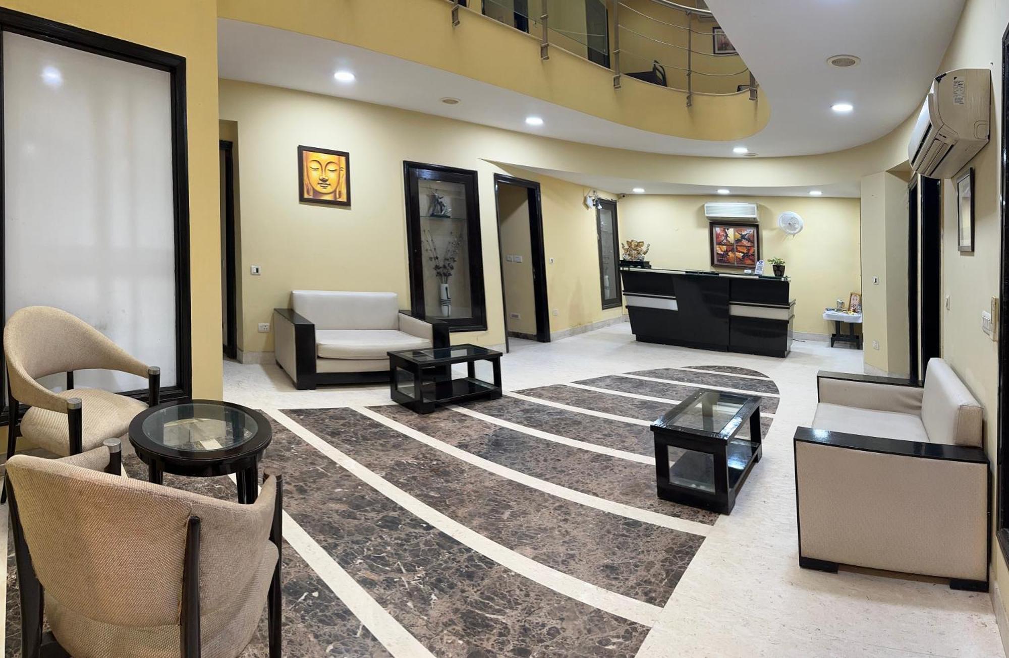 Posh - Golf Course Road Hotel 4*