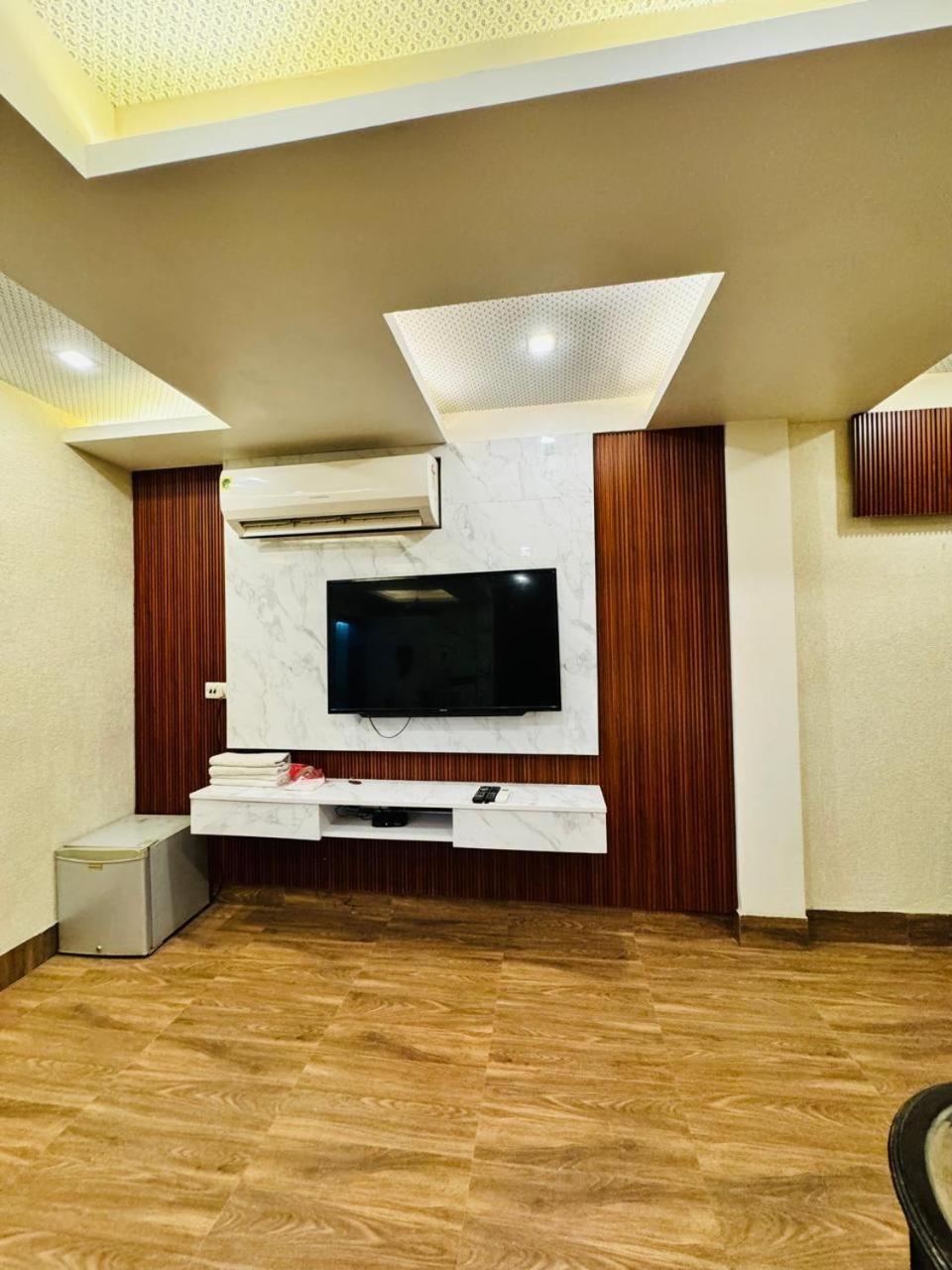 Dayal Regency, Shushant Lok Sector 29, Near Fortis Hospital 3*