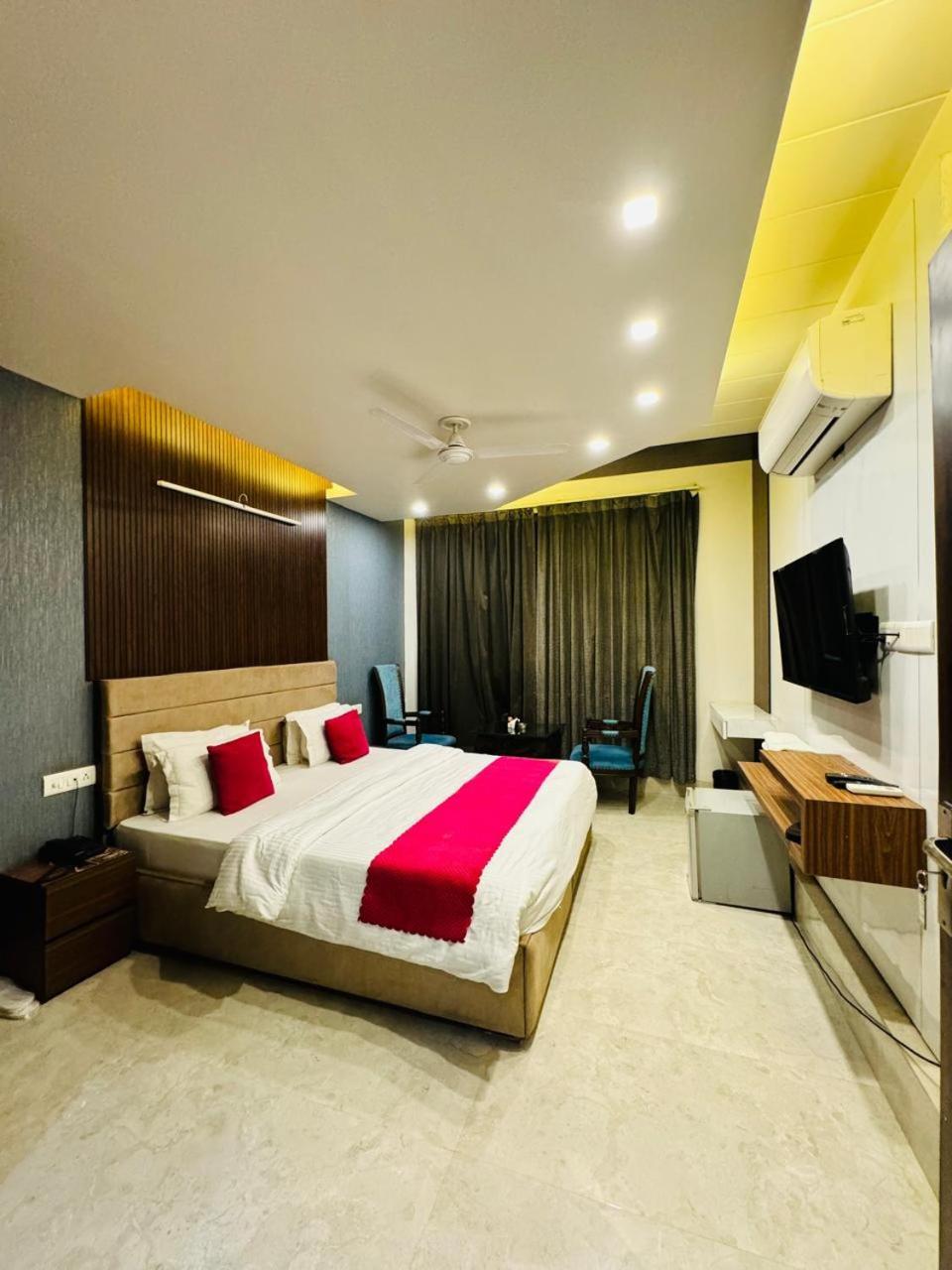 Hotel Dayal Regency, Shushant Lok Sector 29, Near Fortis Hospital 3*
