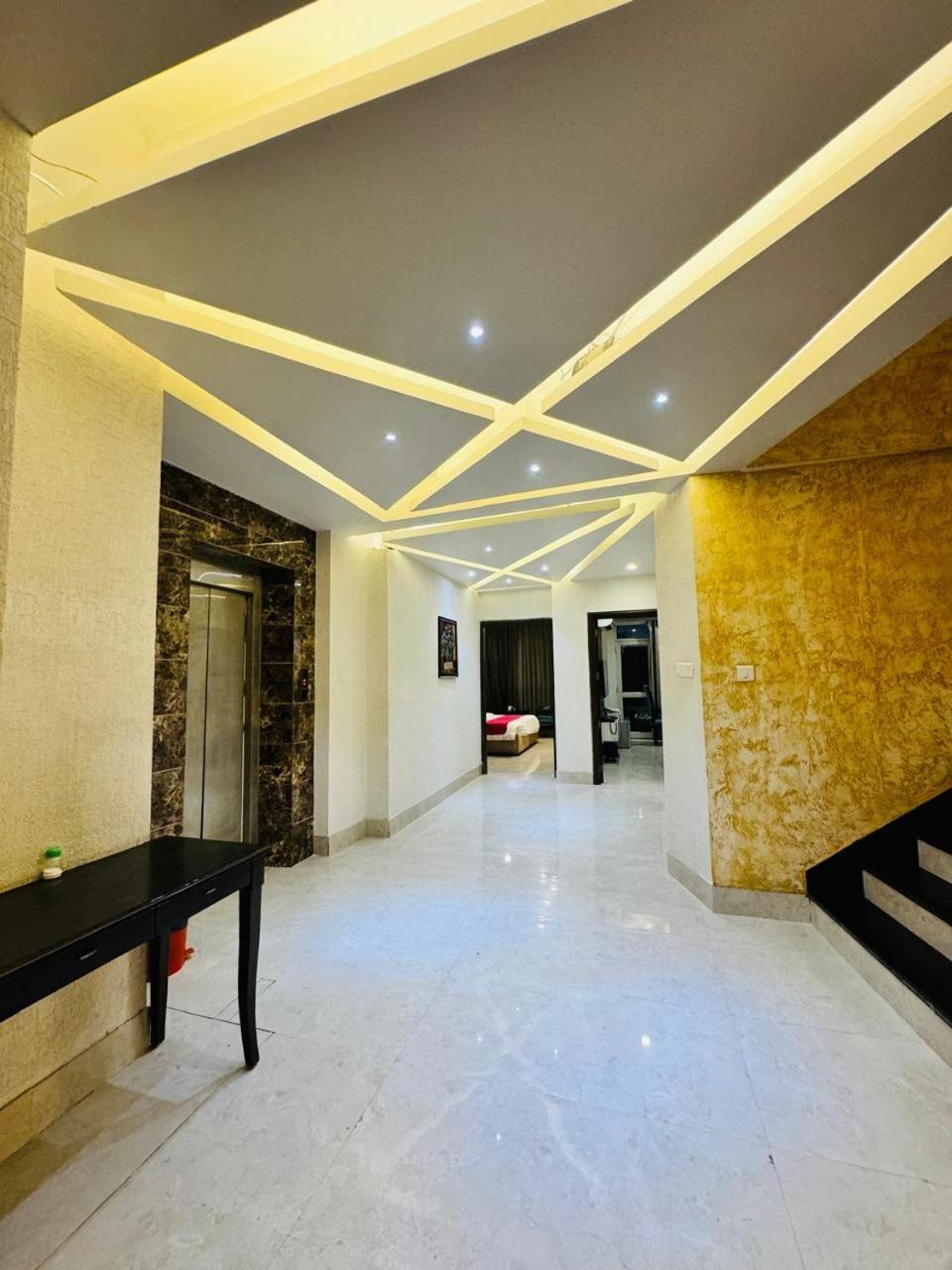 Dayal Regency, Shushant Lok Sector 29, Near Fortis Hospital 3*
