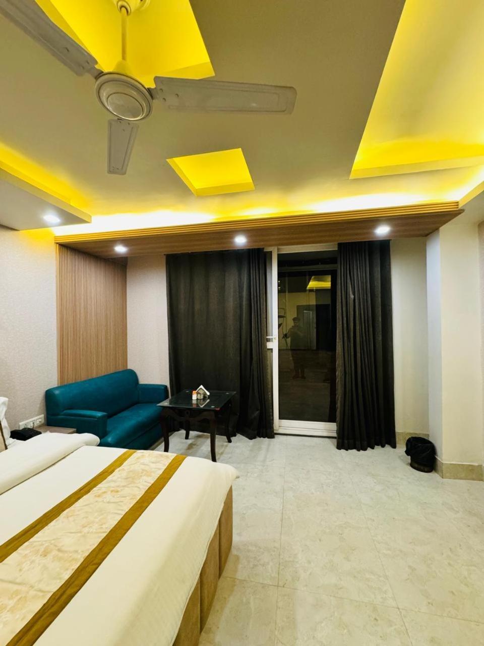 Dayal Regency, Shushant Lok Sector 29, Near Fortis Hospital 3*