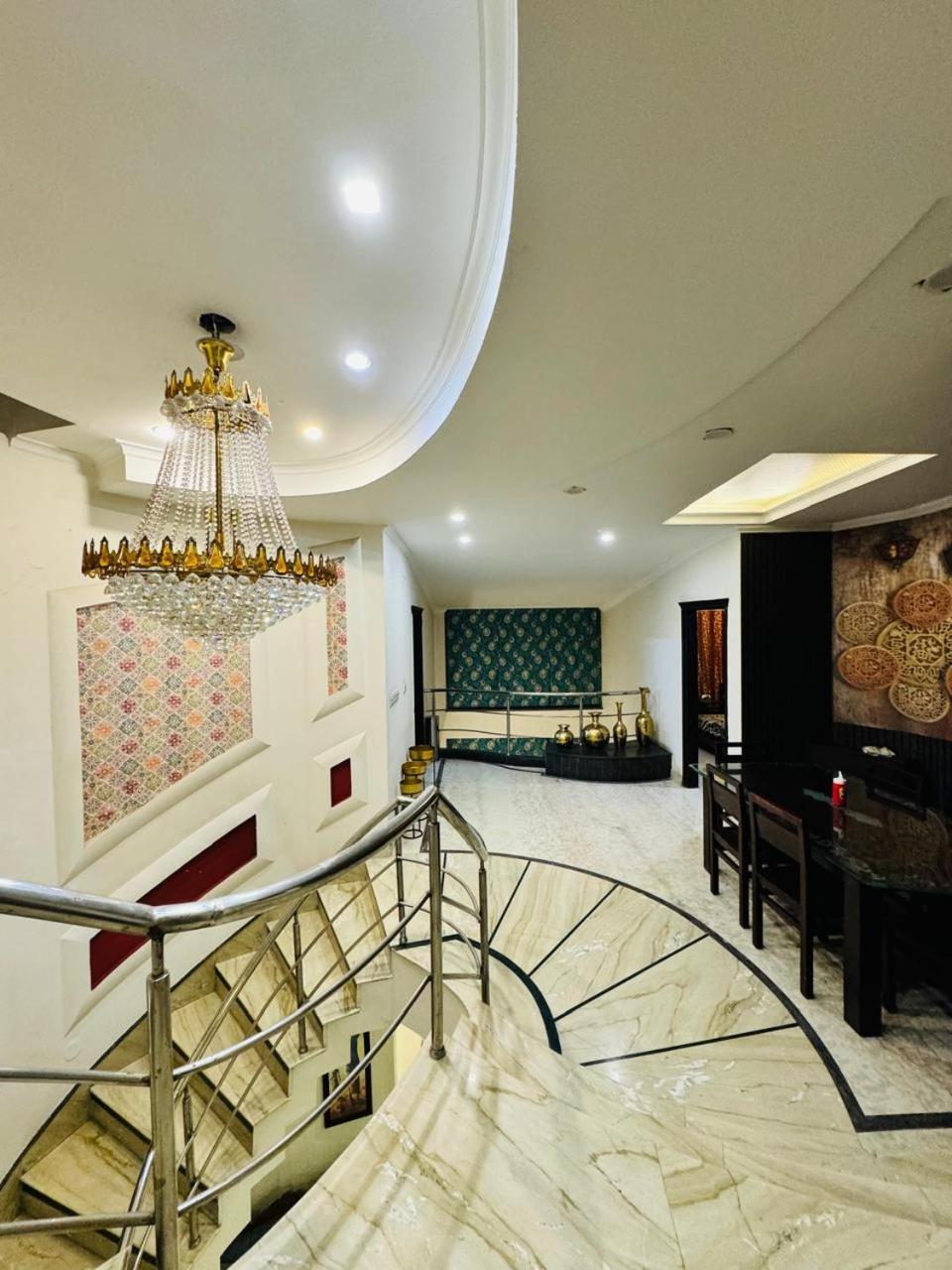 Hotel Dayal Regency, Shushant Lok Sector 29, Near Fortis Hospital 3*