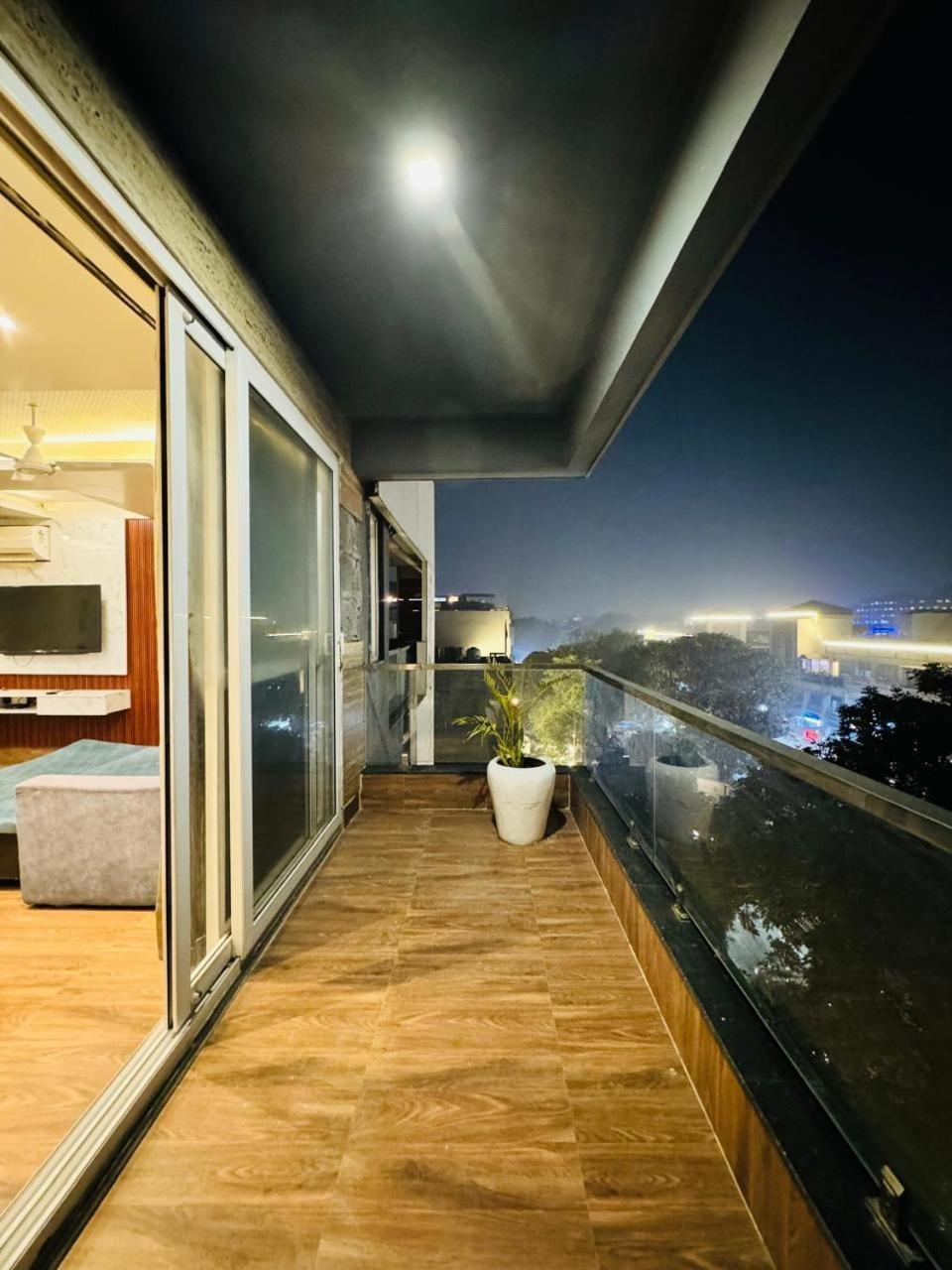 Dayal Regency, Shushant Lok Sector 29, Near Fortis Hospital 3*