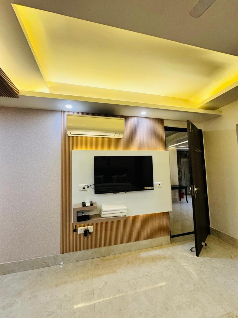 Hotel Dayal Regency, Shushant Lok Sector 29, Near Fortis Hospital 3*
