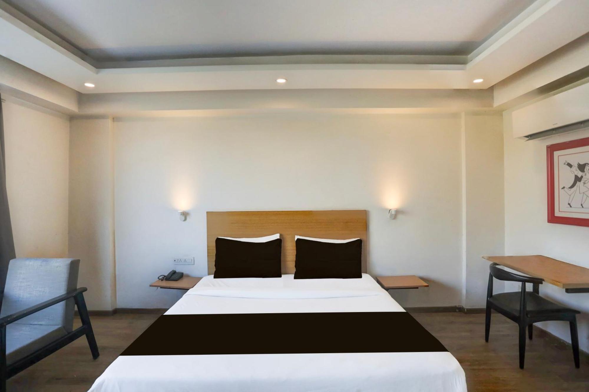 Townhouse Sector 57 Near Hong Kong Bazaar 3*