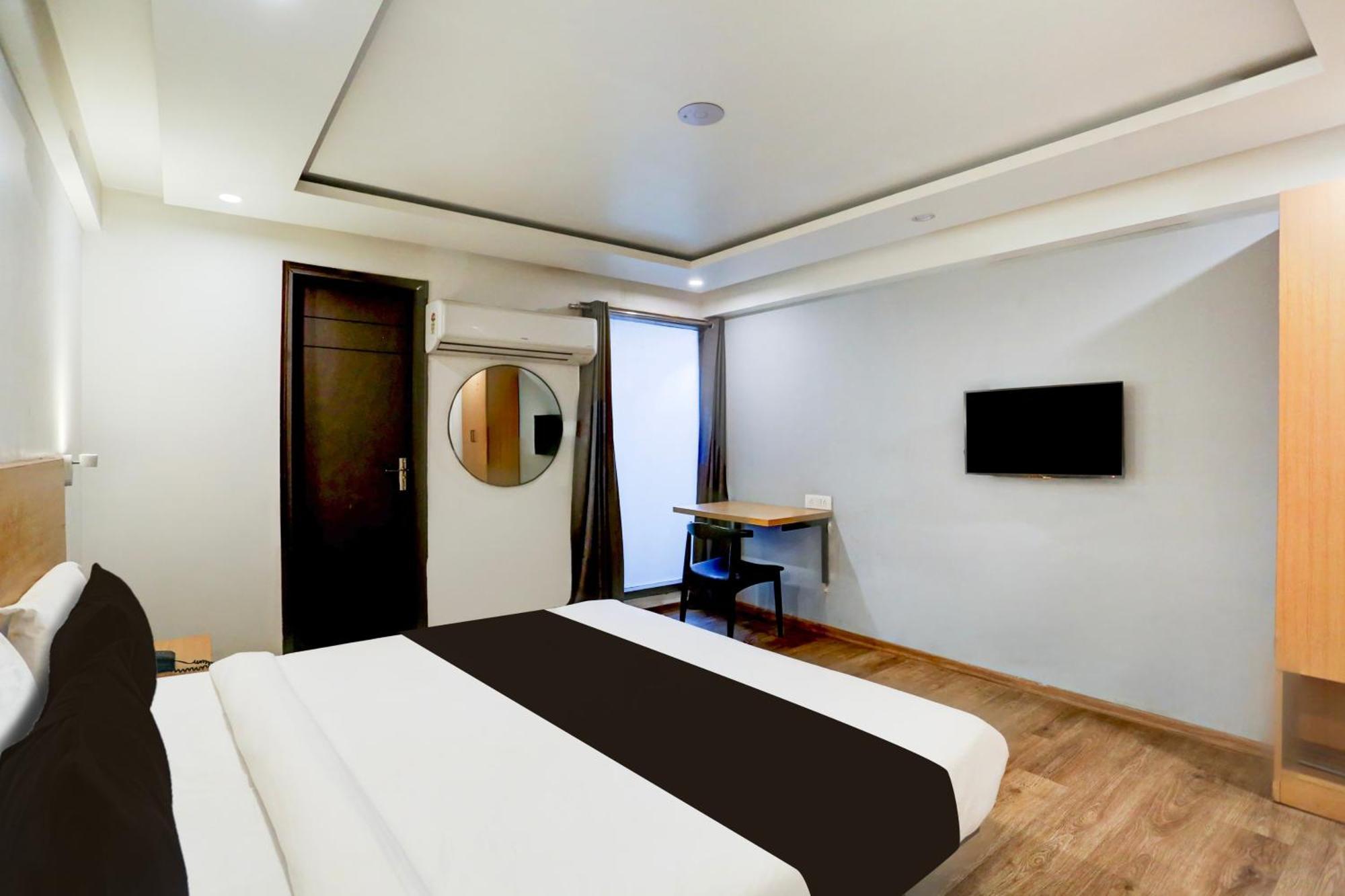Townhouse Sector 57 Near Hong Kong Bazaar 3*