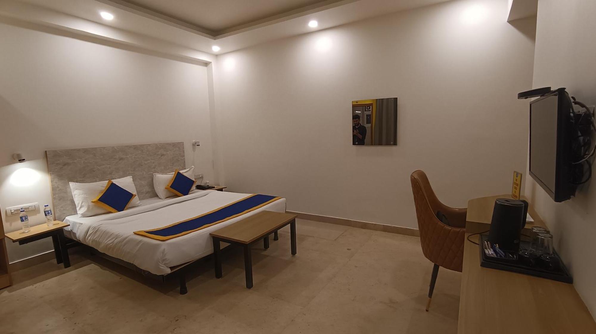 Aamantran Residency Hotel, Sohna Road, Sector 49, Gurugram 3*