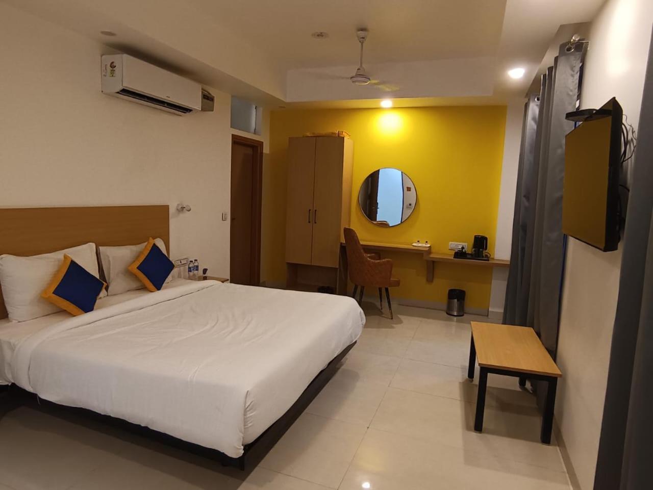 Aamantran Residency Hotel, Sohna Road, Sector 49, Gurugram 3* Gurgaon