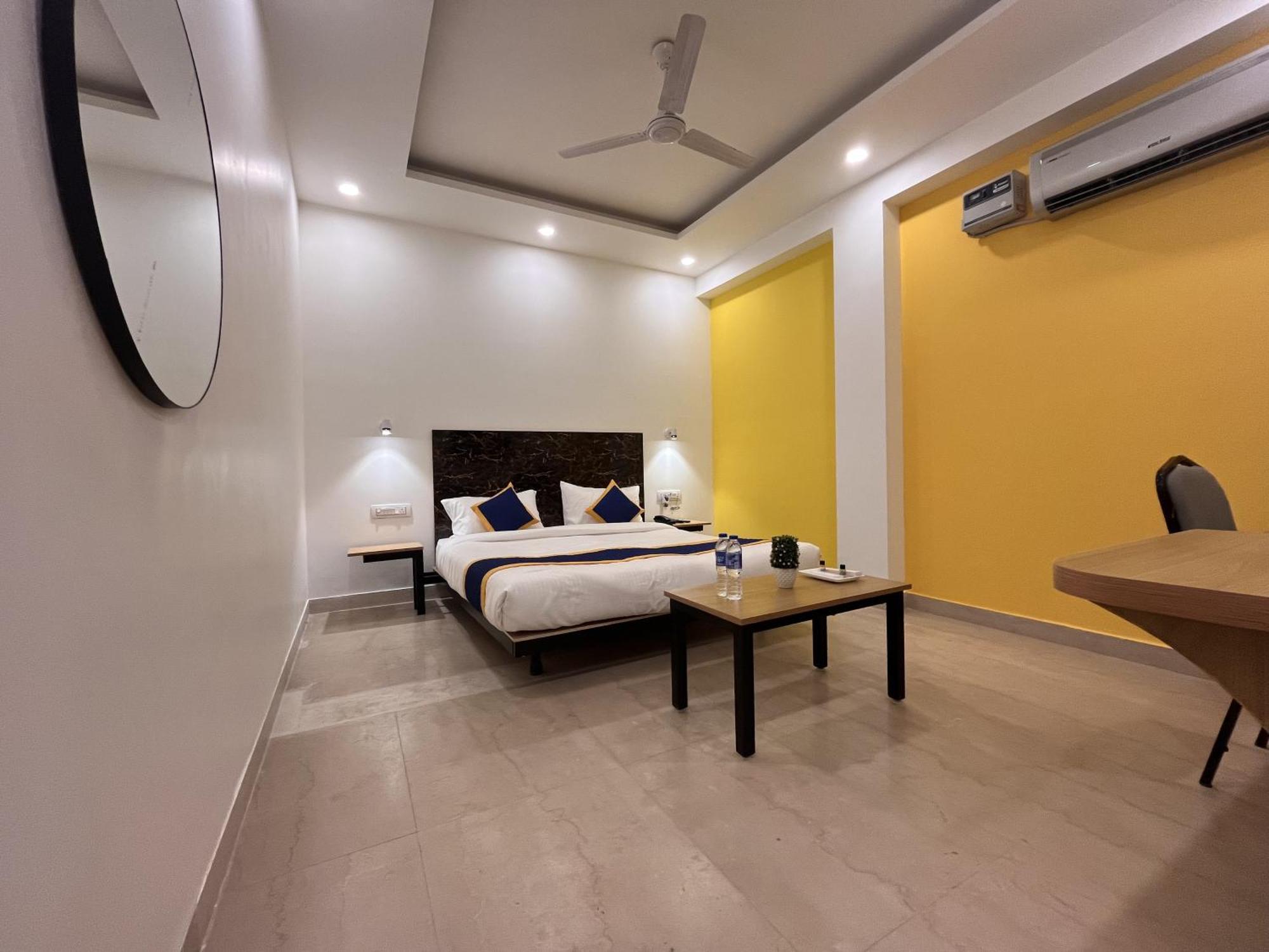 Aamantran Residency Hotel, Sohna Road, Sector 49, Gurugram 3*