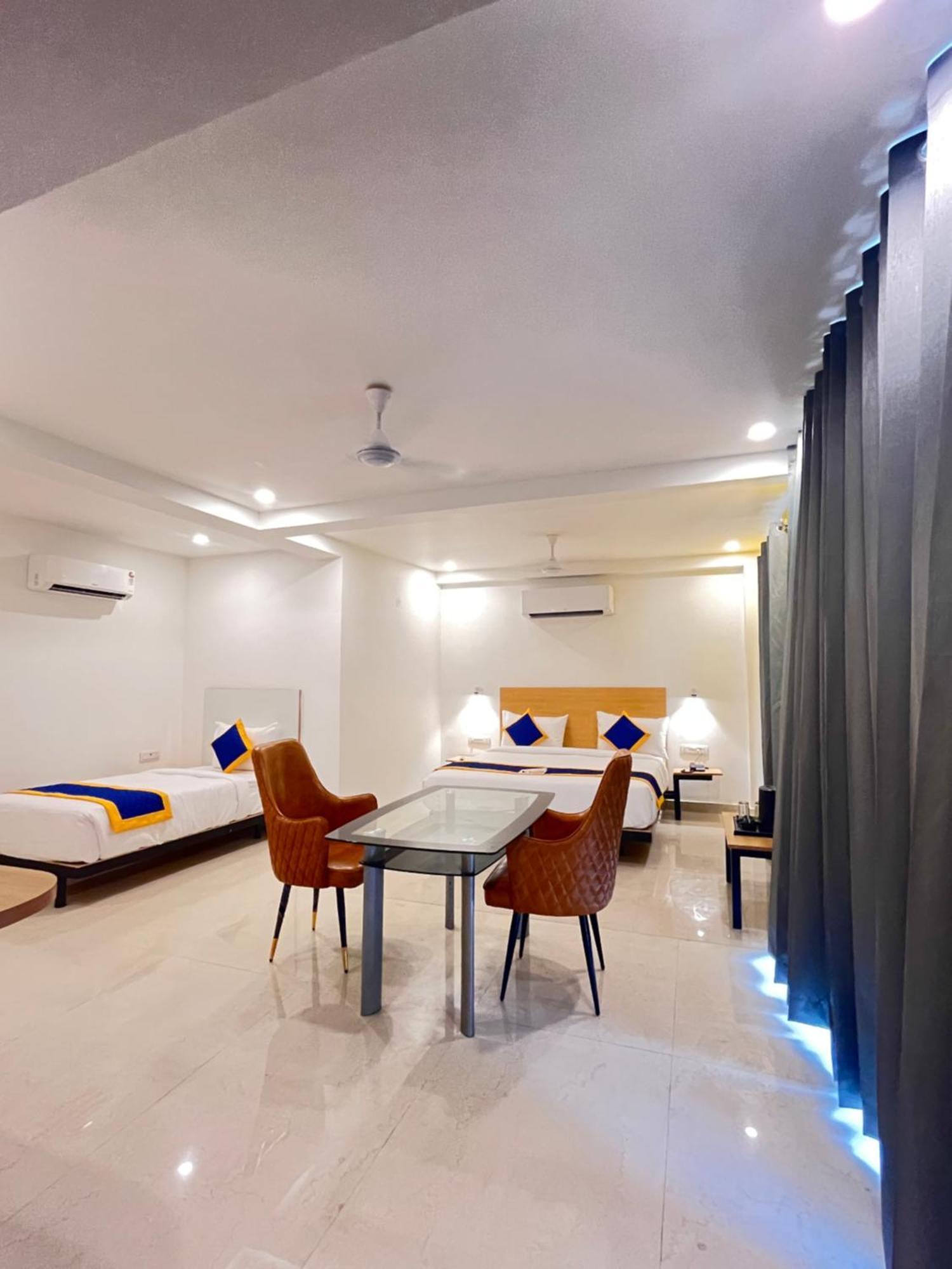 Hotel Aamantran Residency Hotel, Sohna Road, Sector 49, Gurugram 3*