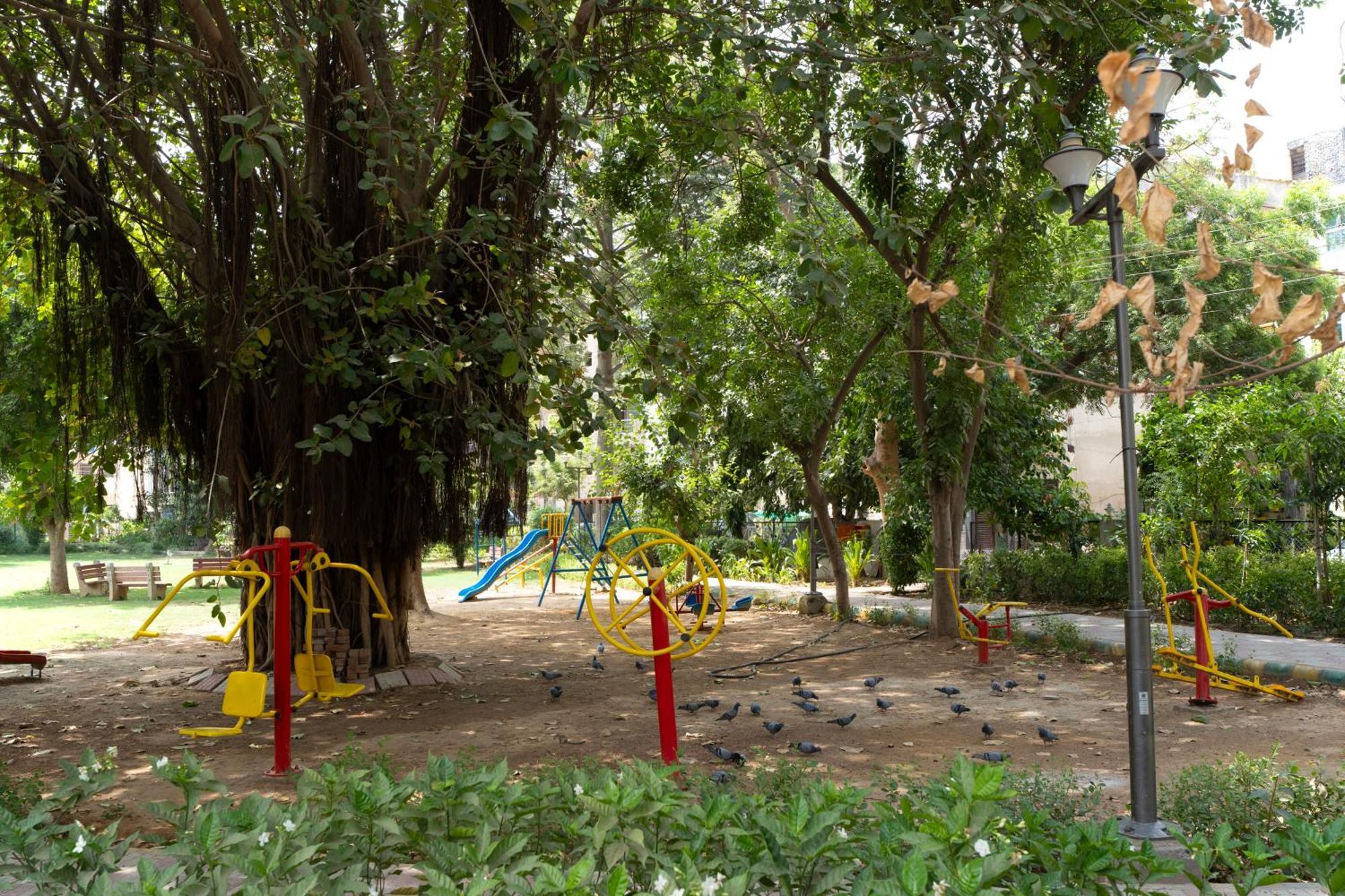 Aparthotel 1 Bhk Serviced Apartments Sector 52 Near Millennium City Centre Metro Station *