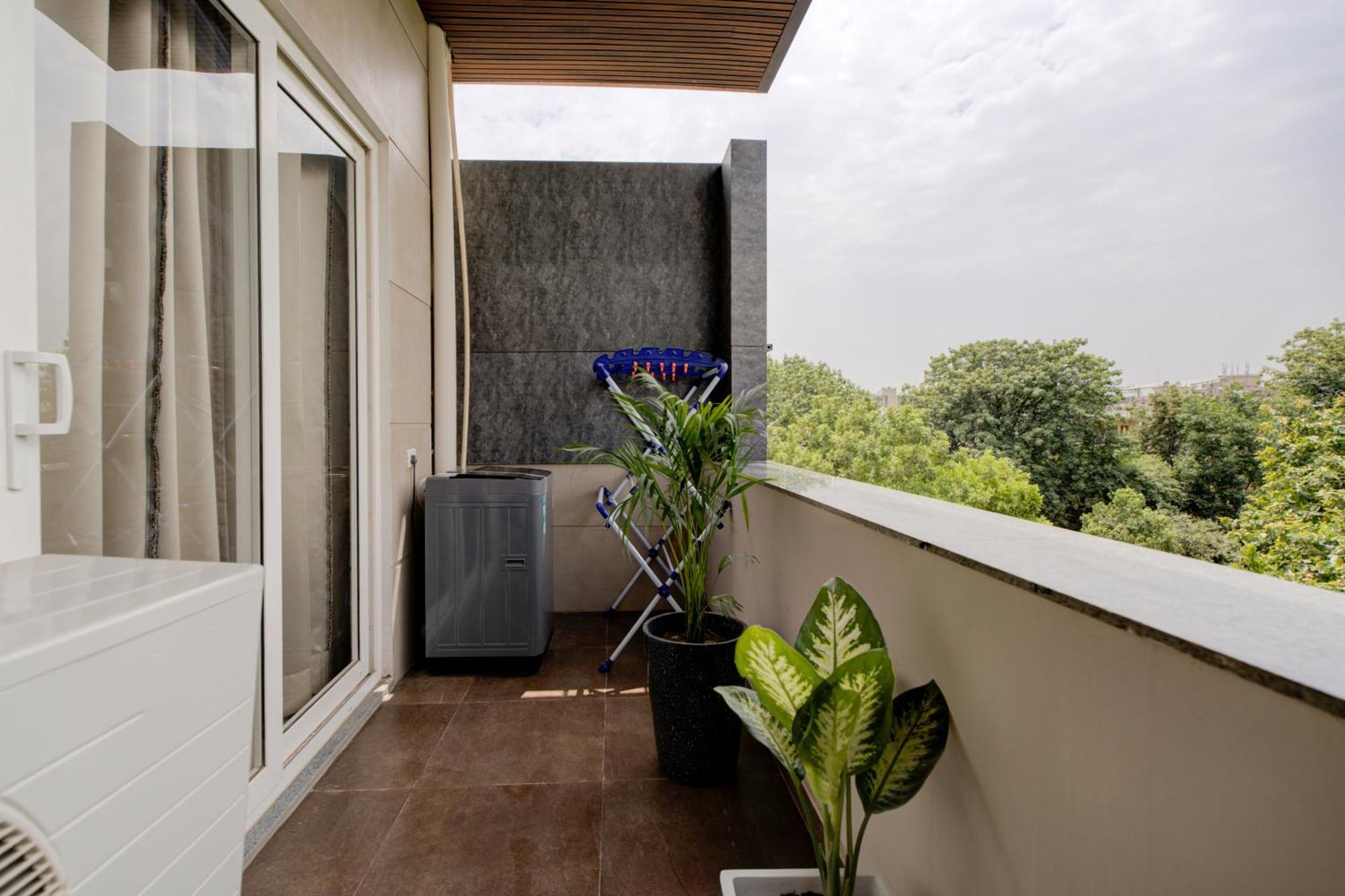 Aparthotel 1 Bhk Serviced Apartments Sector 52 Near Millennium City Centre Metro Station *