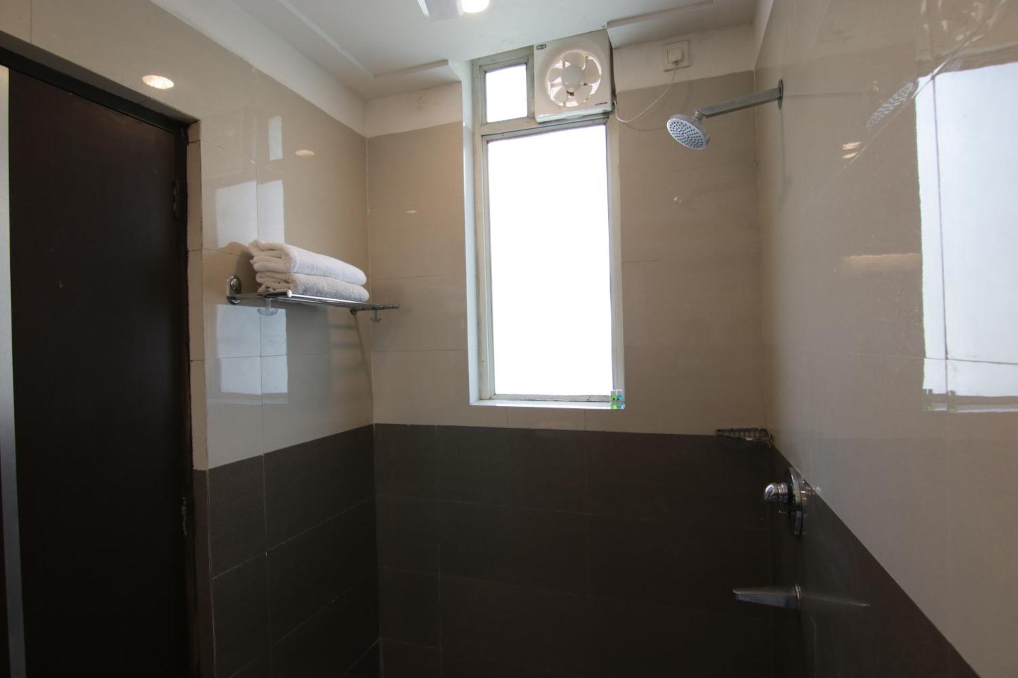 Hotel Leaf 9, Cyber Near Ambience Mall 3*