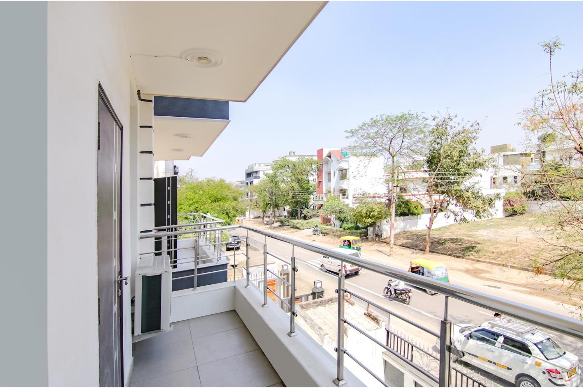 Hotel Leaf 9, Cyber Near Ambience Mall Gurgaon