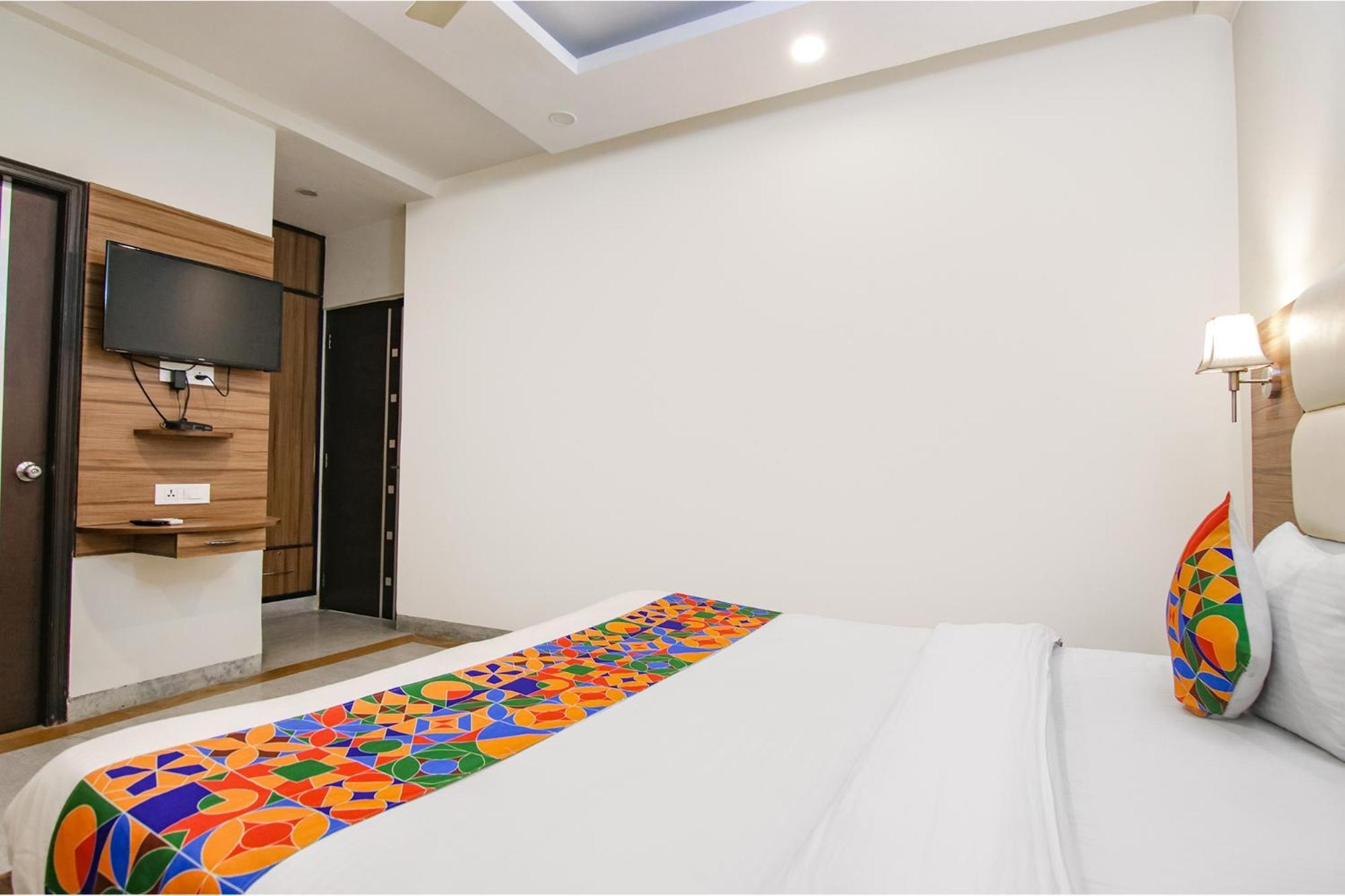 Hotel Leaf 9, Cyber Near Ambience Mall 3*