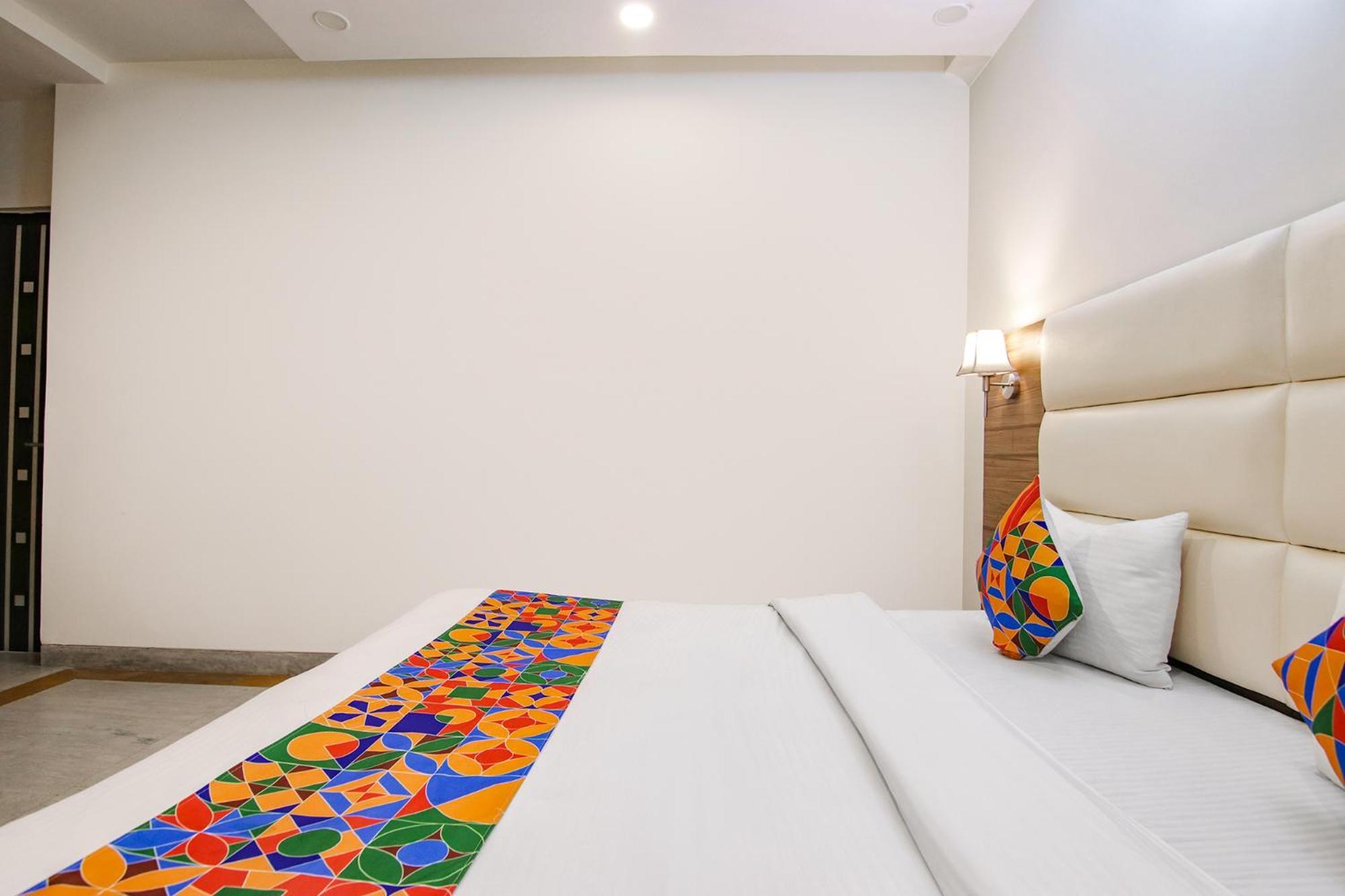 Hotel Leaf 9, Cyber Near Ambience Mall Gurgaon
