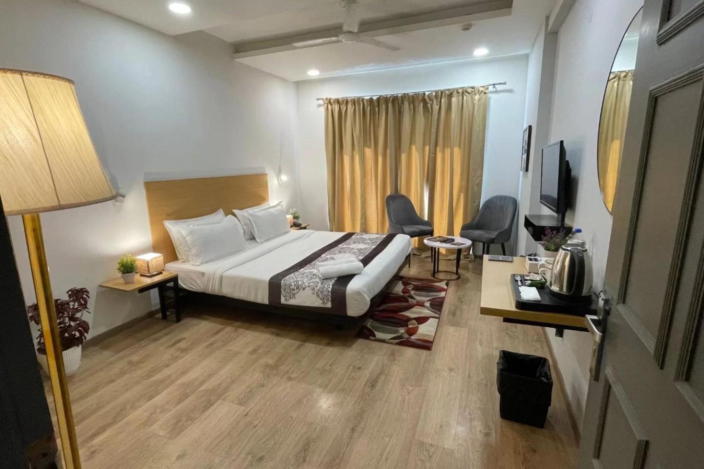 Saltstayz Sector 39- Near Rajiv Chowk & Sohna Road 3*
