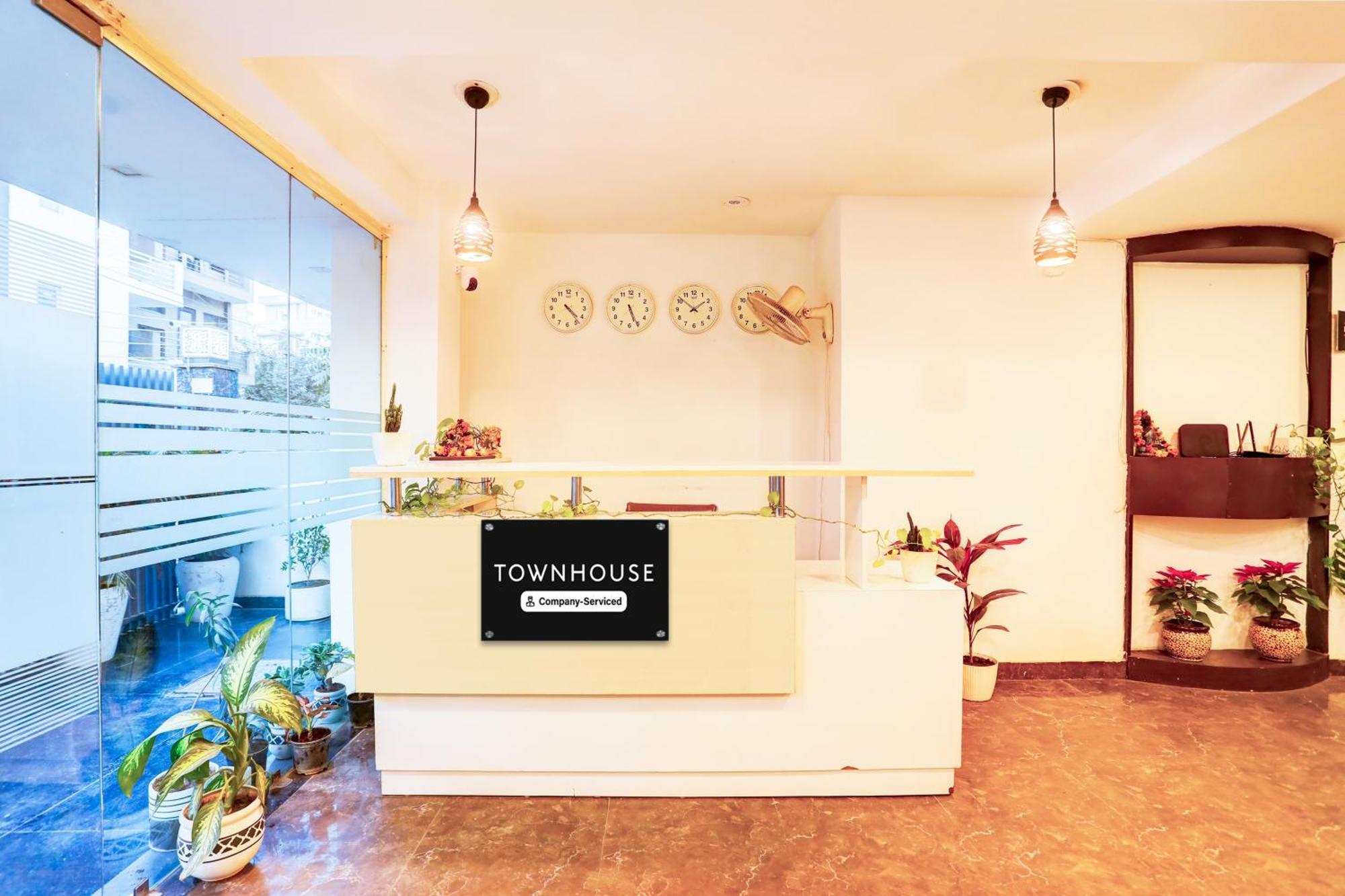 Super Townhouse Sector 52 Near Artemis Hospital Hotel *