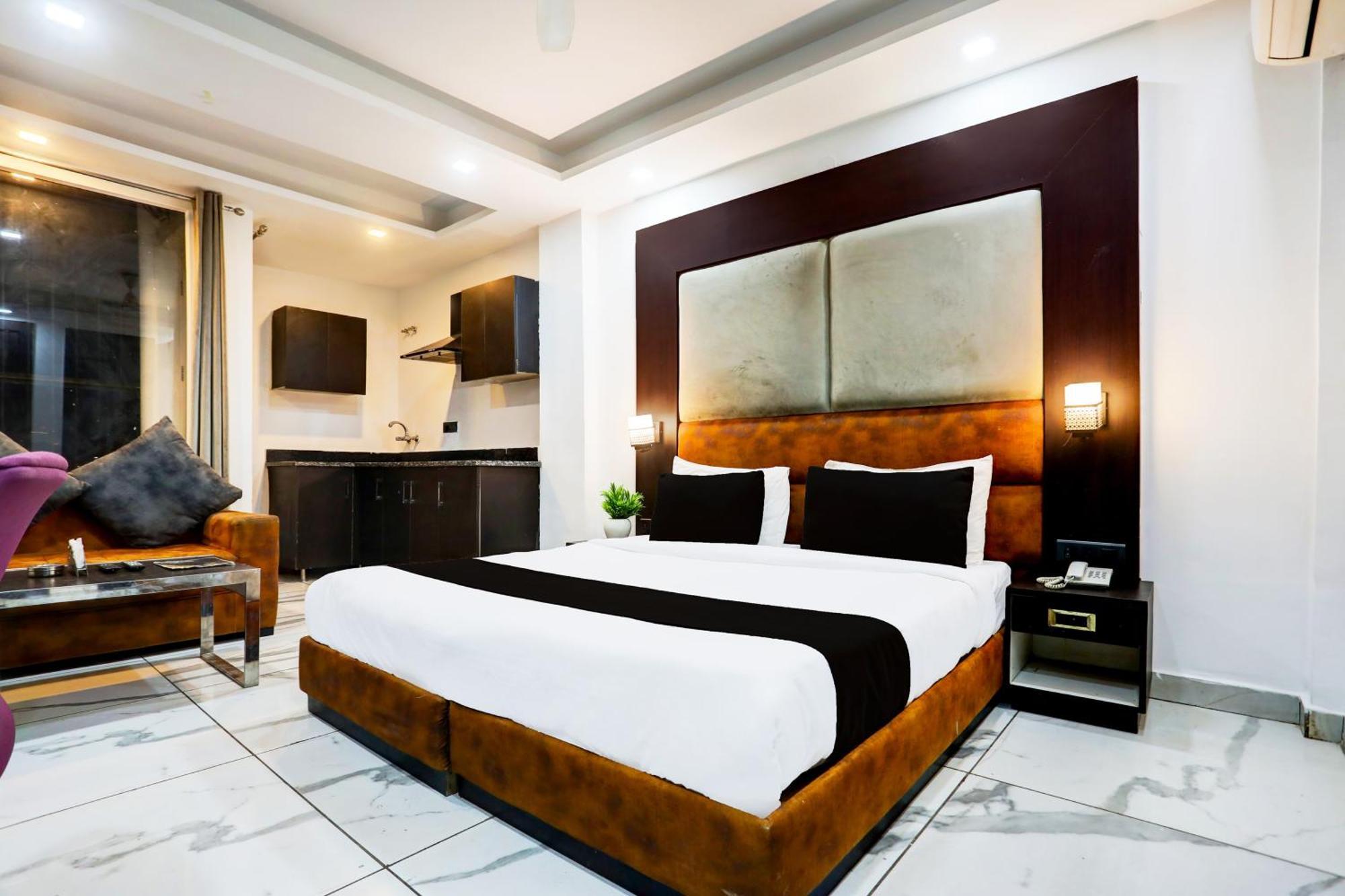 Super Townhouse Sector 52 Near Artemis Hospital Hotel