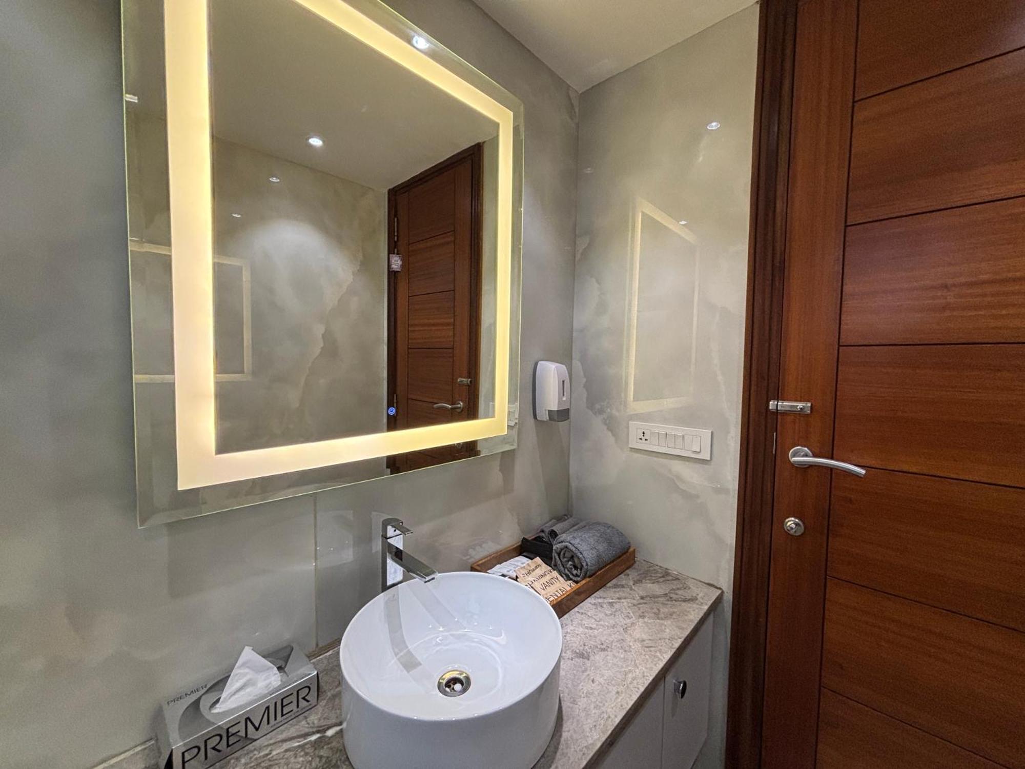 Housr Sector 42 Hotel