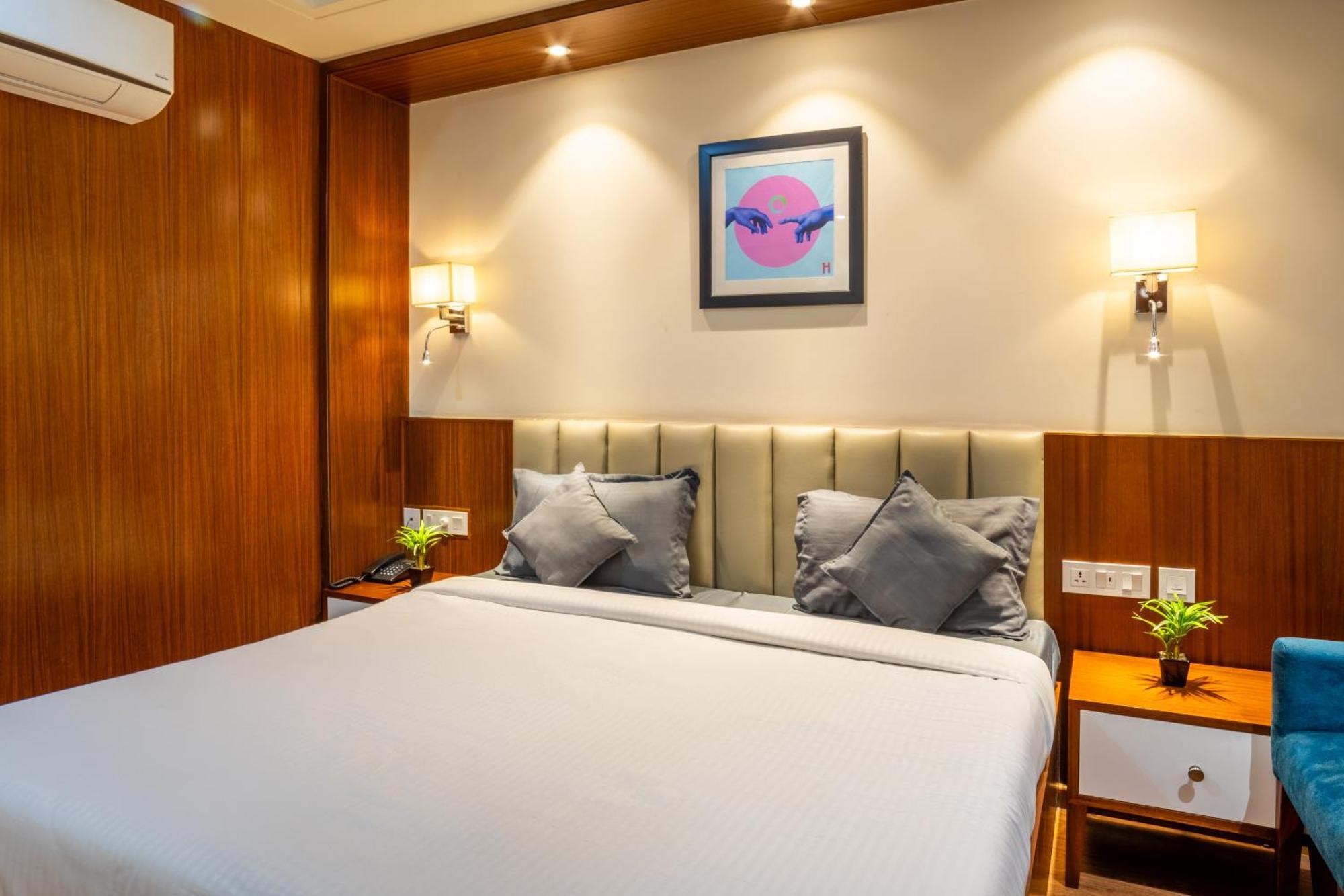 Hotel Housr Sector 42