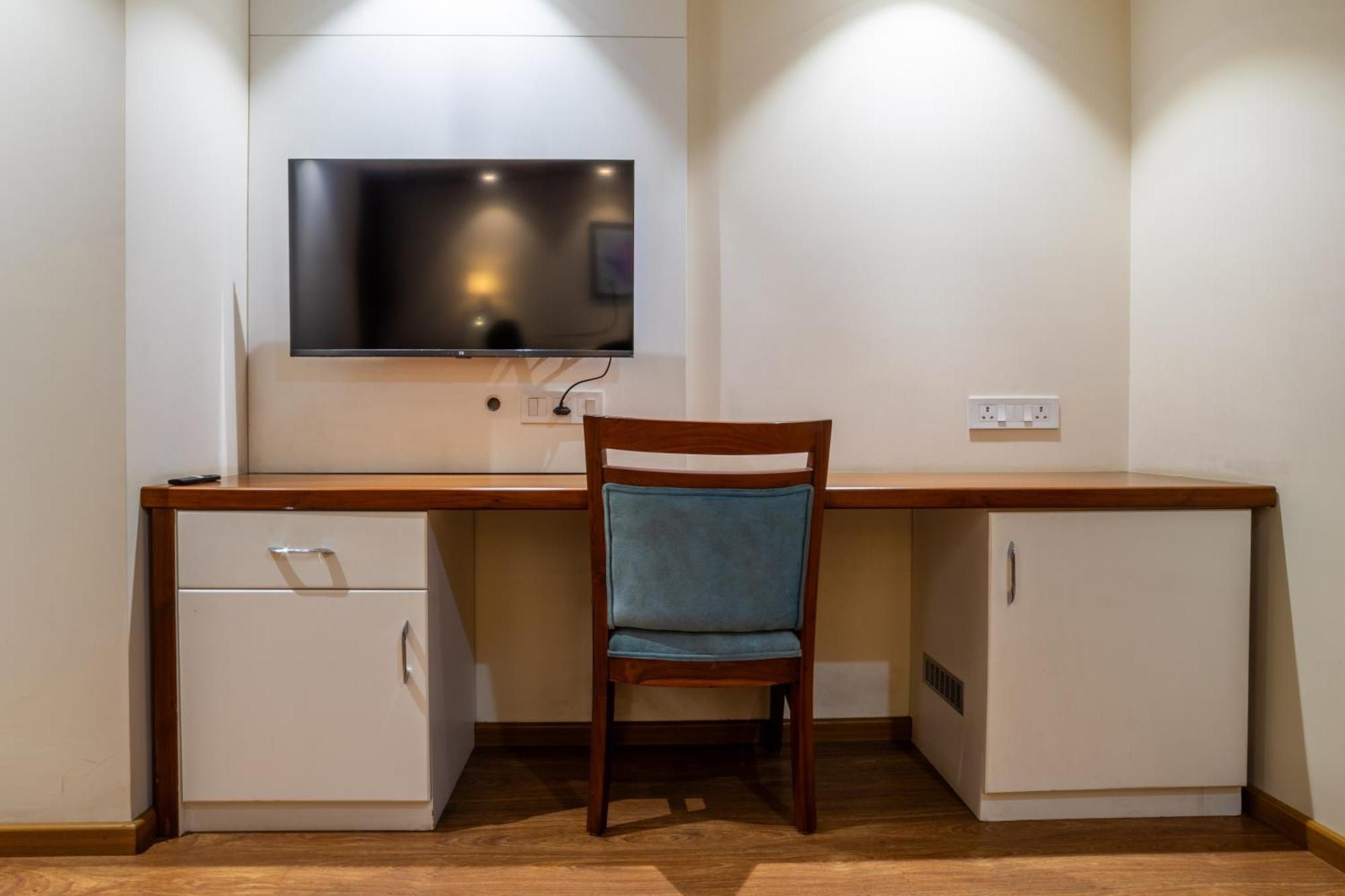 Hotel Housr Sector 42