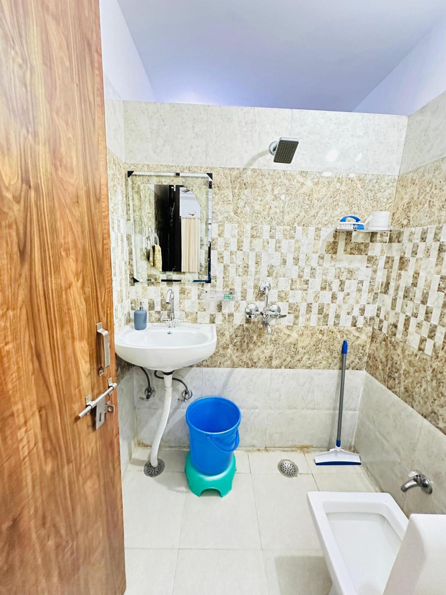 Apartment Our Ac 100m Away From Medanta Hospital Gurgaon