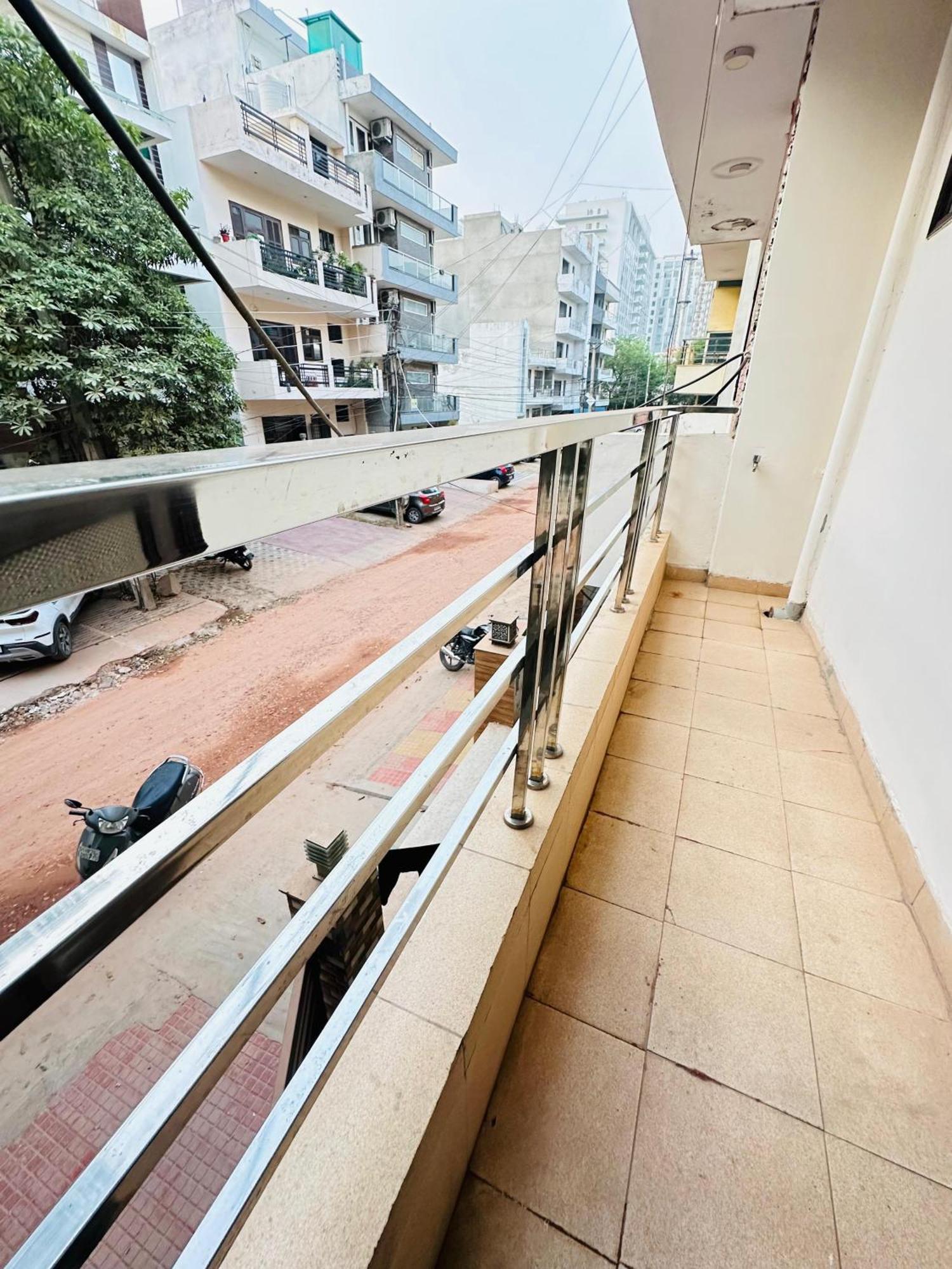 Our Ac 100m Away From Medanta Hospital Apartment