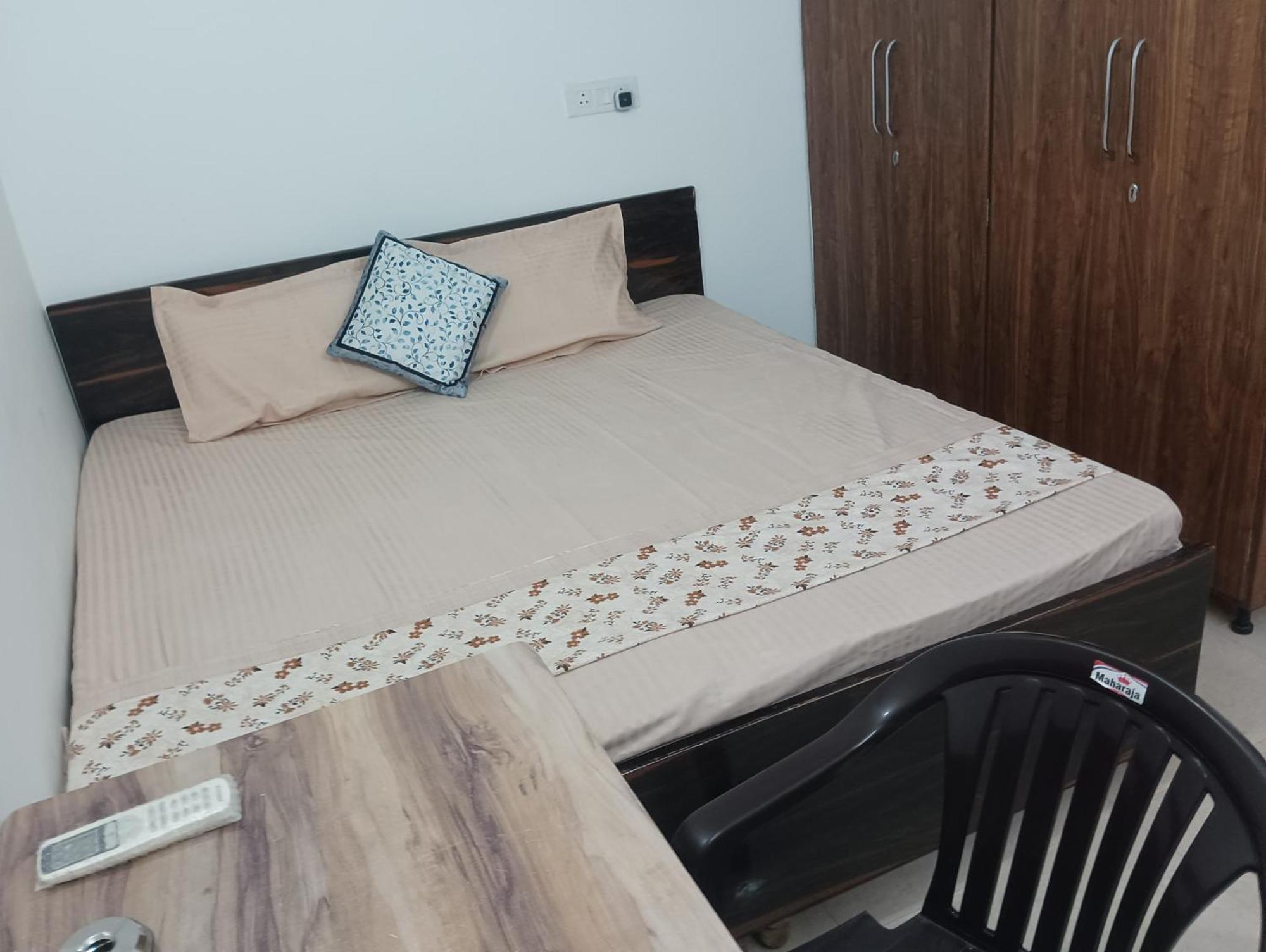 Apartment Our Ac 100m Away From Medanta Hospital Gurgaon