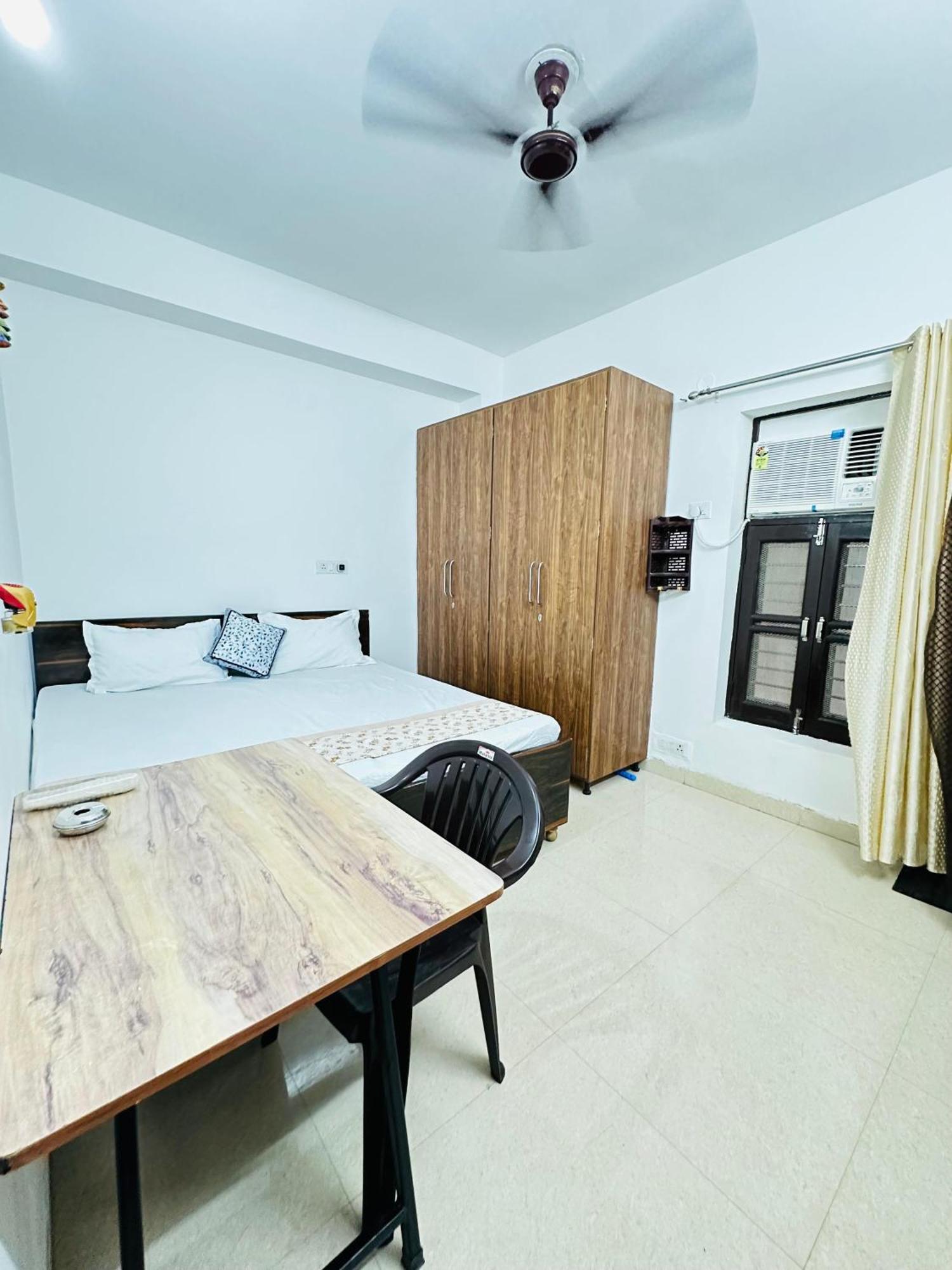 Apartment Our Ac 100m Away From Medanta Hospital Gurgaon
