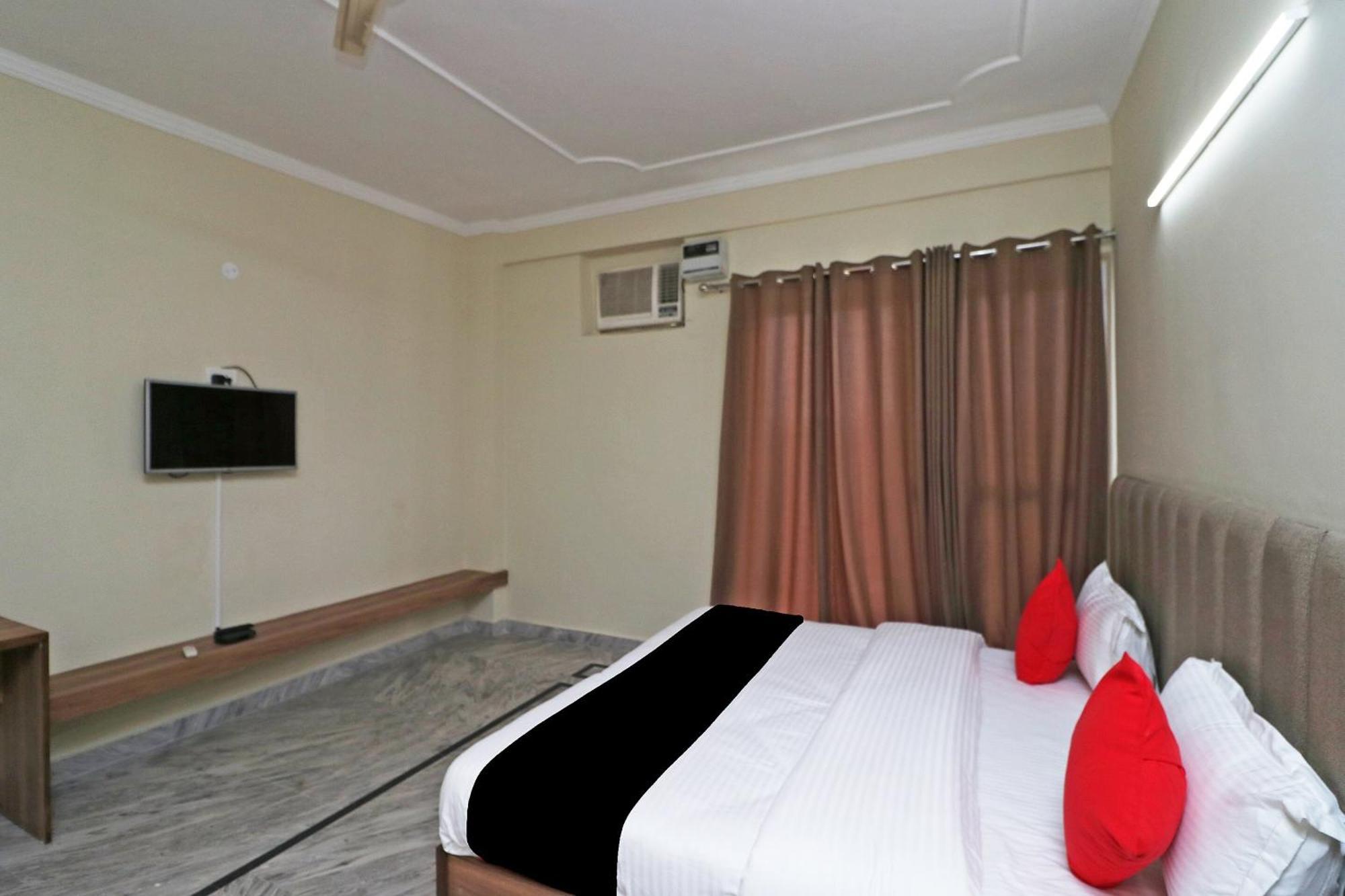Capital O Esscon House Near Payal Cinema Hotel Gurgaon