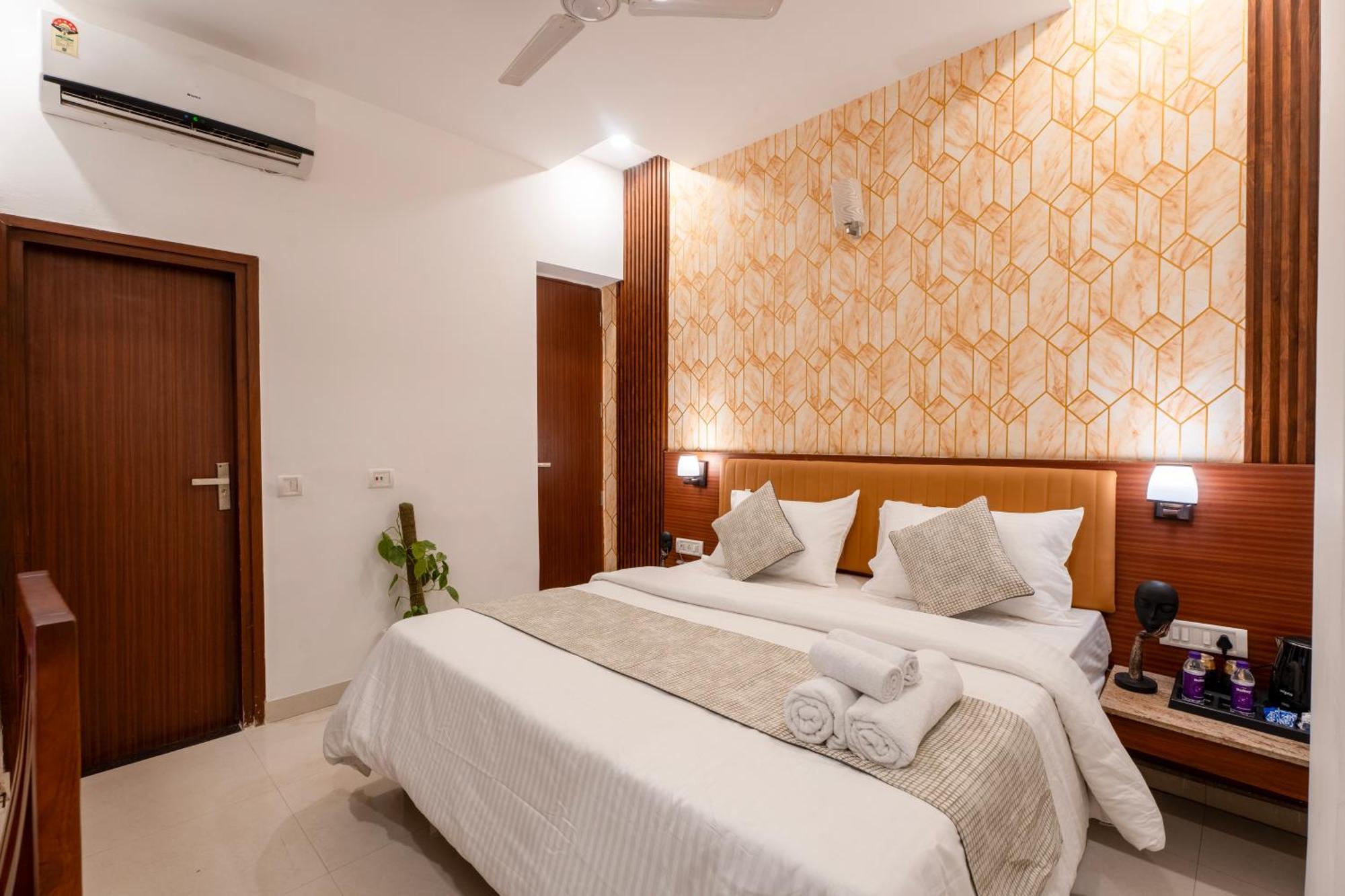 The Lodgers Hotel Near Medanta Hospital Sector 38 Gurgaon