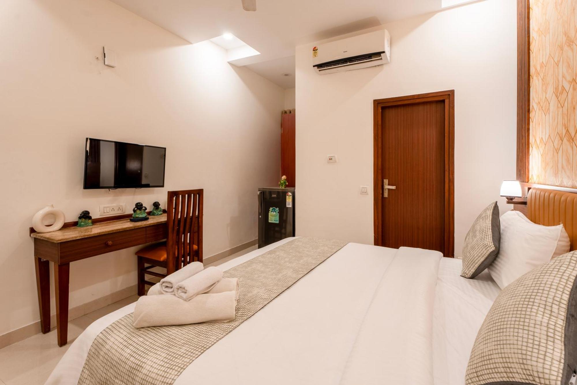 The Lodgers Hotel Near Medanta Hospital Sector 38 Hotel 3*