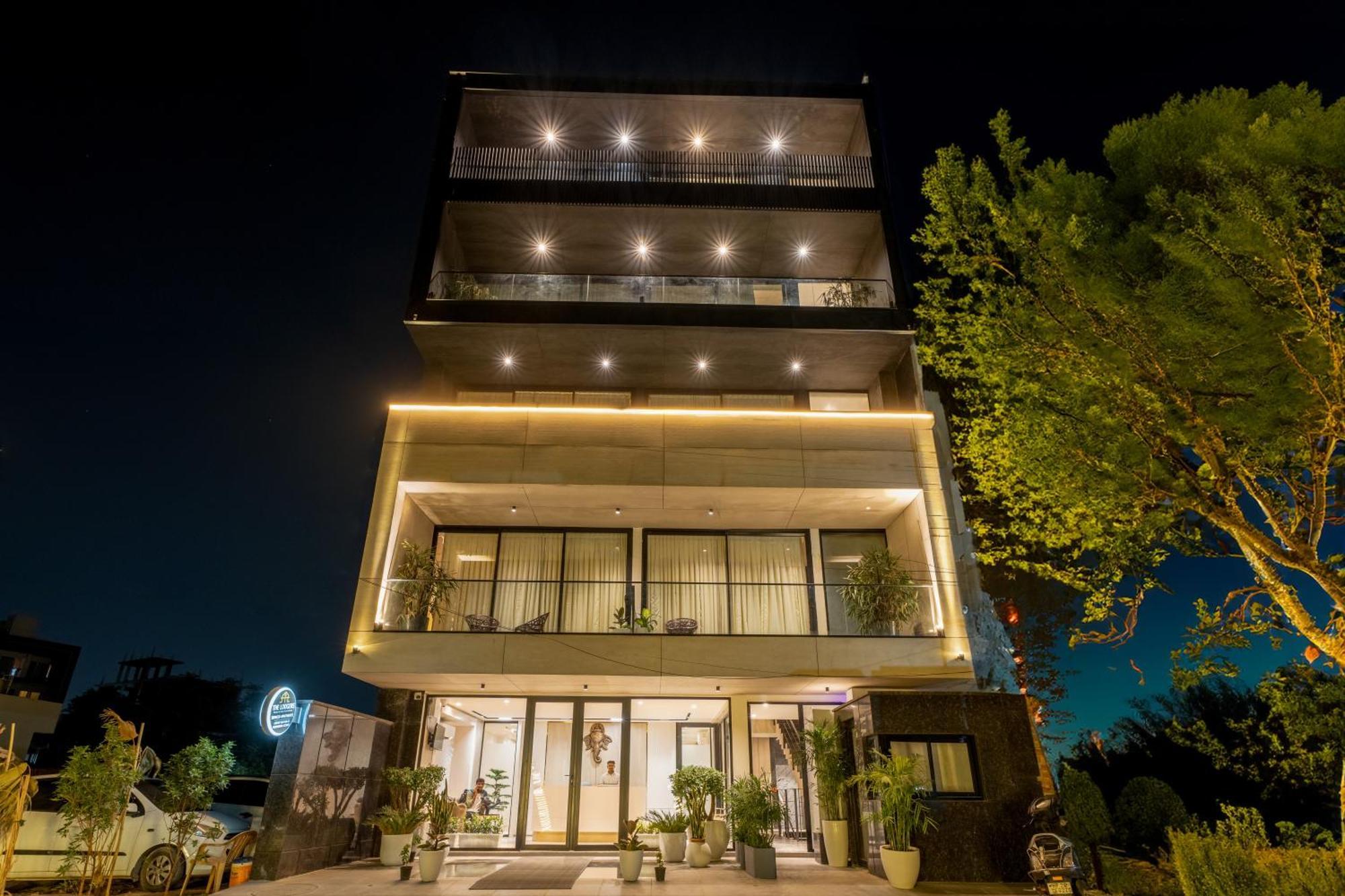 The Lodgers Luxury Near Golf Course Road Hotel