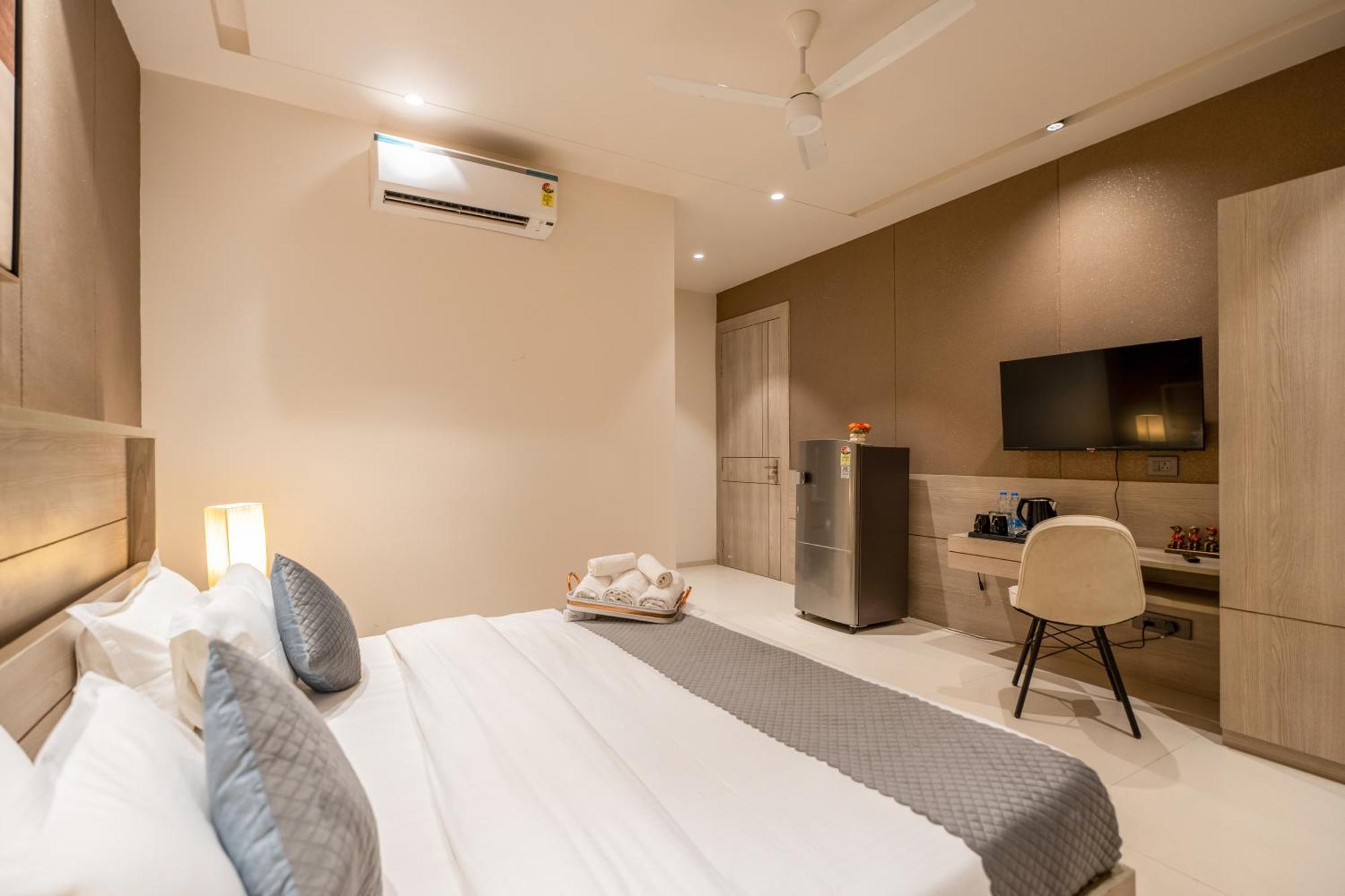 The Lodgers Luxury Near Golf Course Road