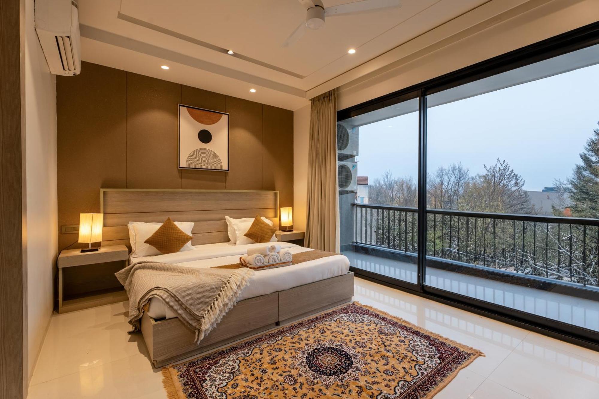 Hotel The Lodgers Luxury Near Golf Course Road Gurgaon