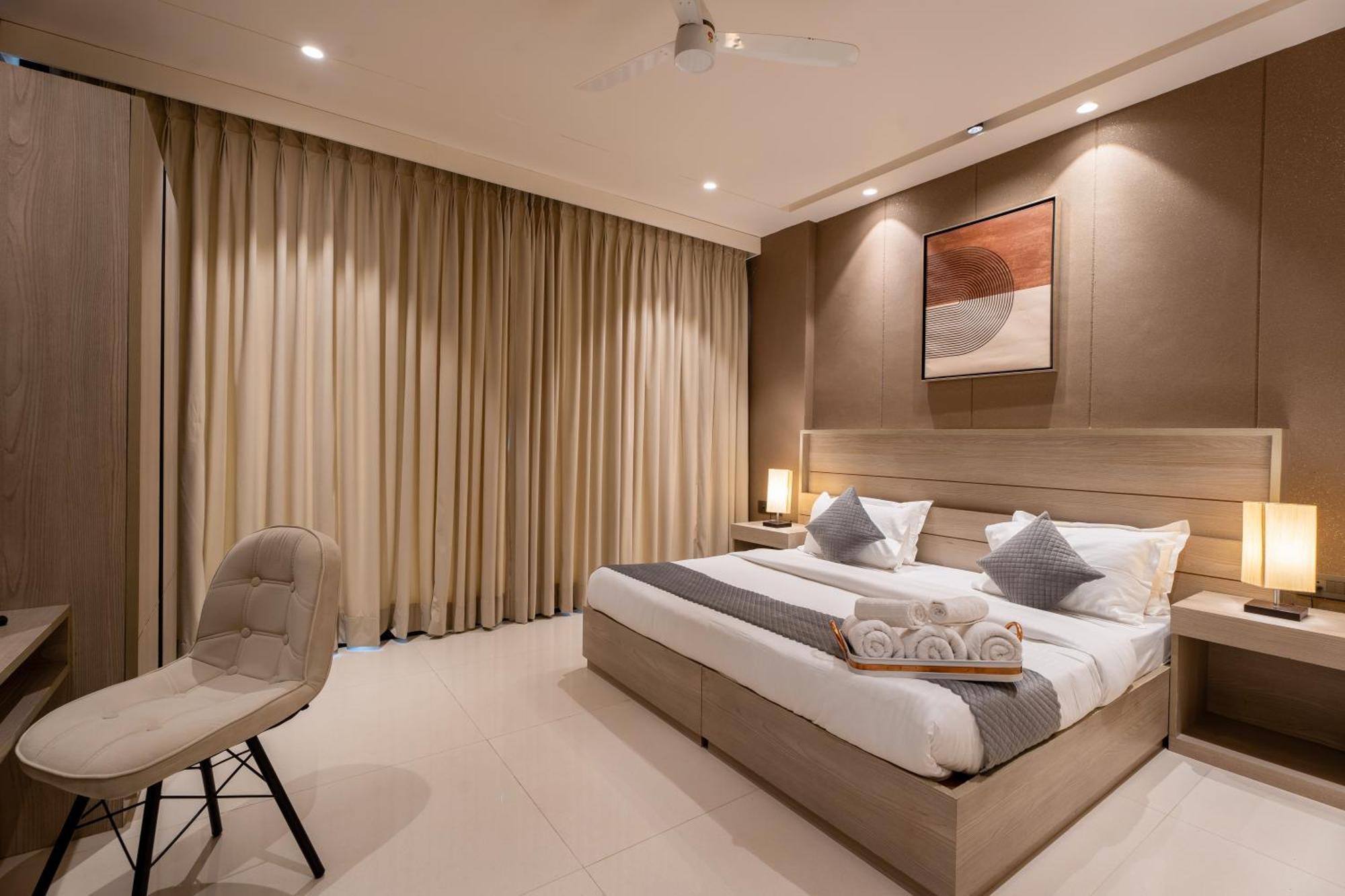 The Lodgers Luxury Near Golf Course Road Hotel